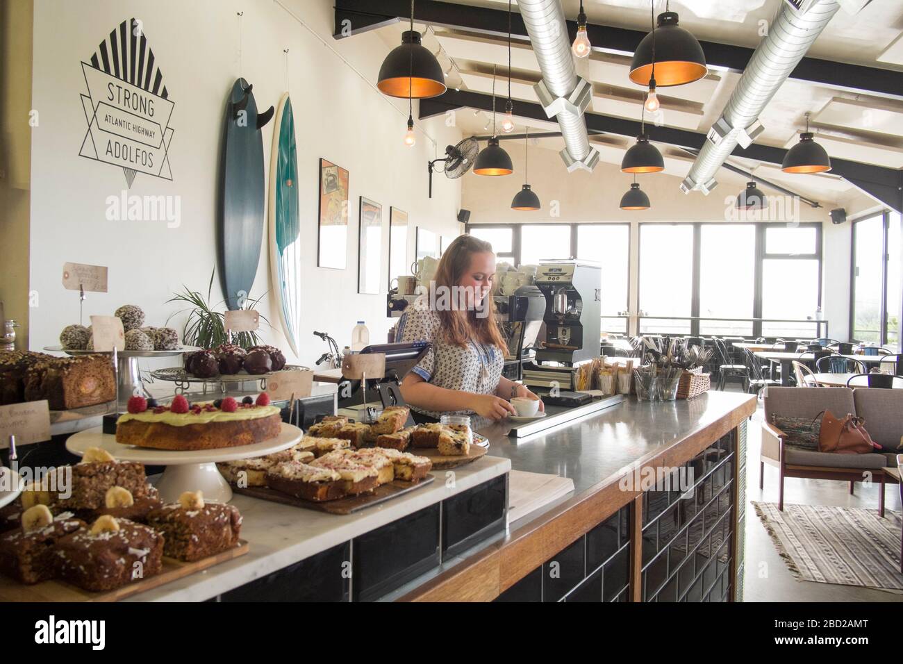 Gâteaux en vente au café-restaurant fort Adolfos près de Wadebridge, dans le nord de Cornwall Banque D'Images