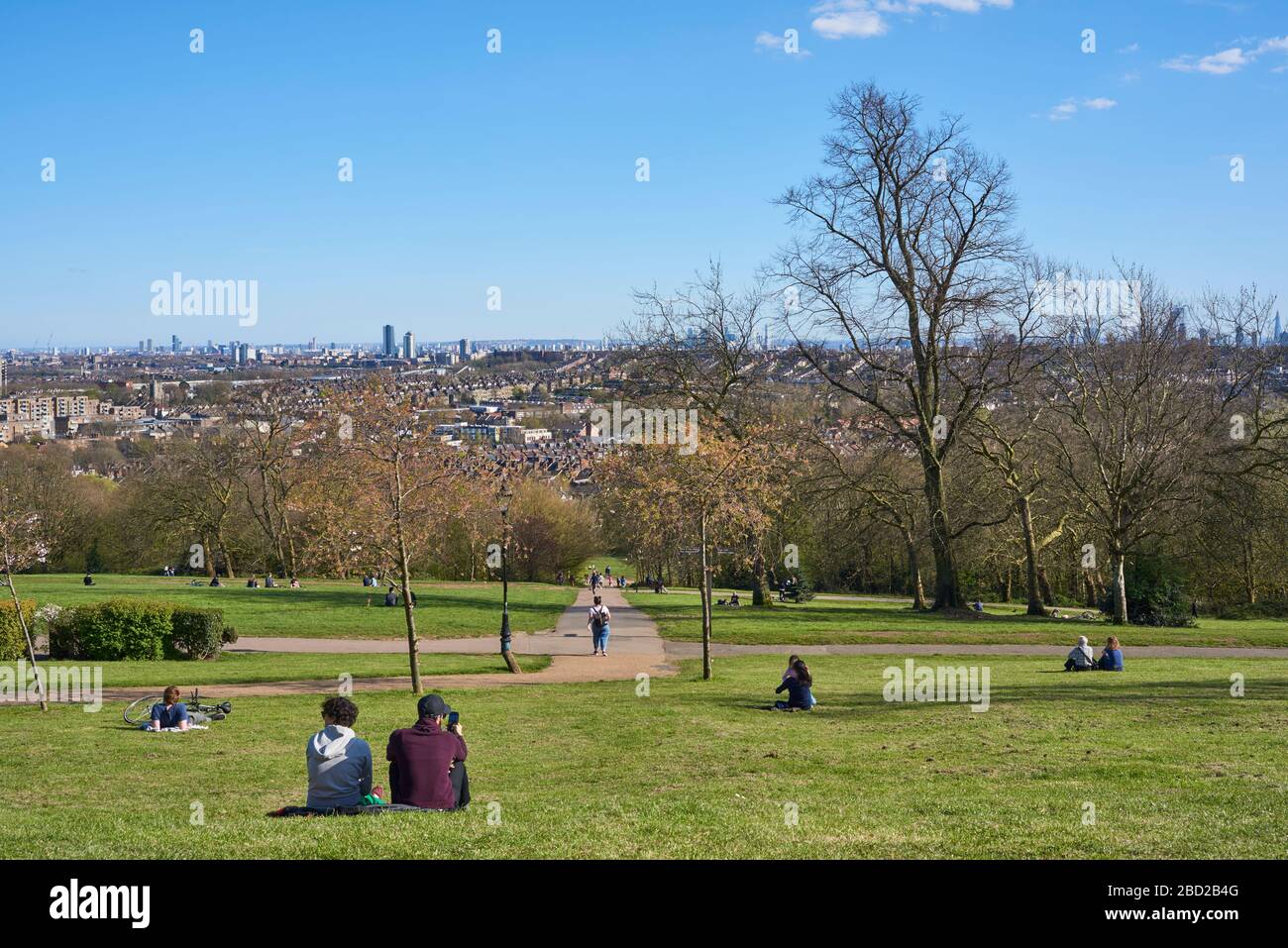 Alexandra Park, au nord de Londres, au Royaume-Uni, pendant le verrouillage du coronavirus, avec des gens pratiquant la distanciation sociale Banque D'Images
