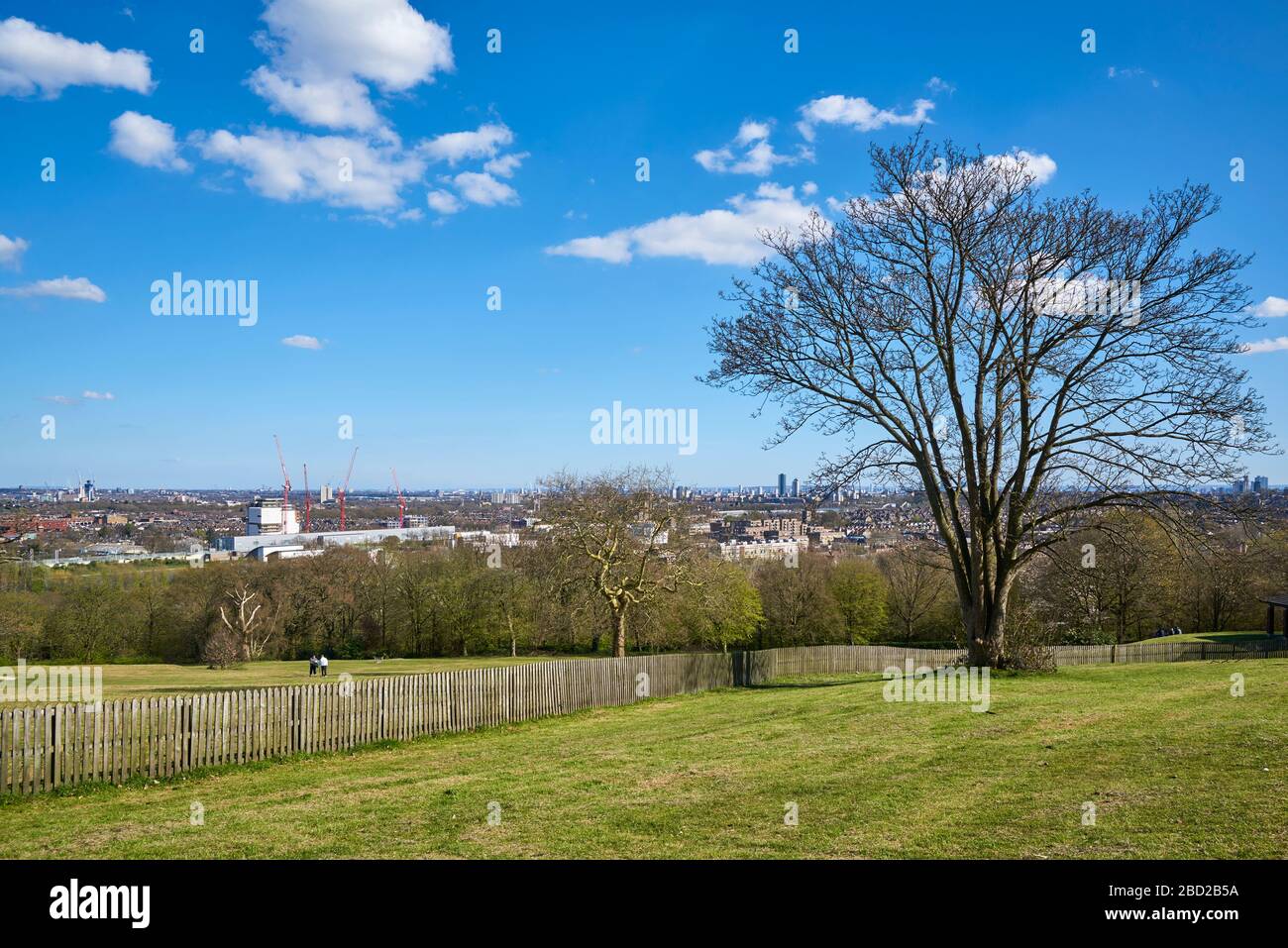 Vue sur le nord de Londres, au Royaume-Uni, depuis Alexandra Park, au printemps Banque D'Images