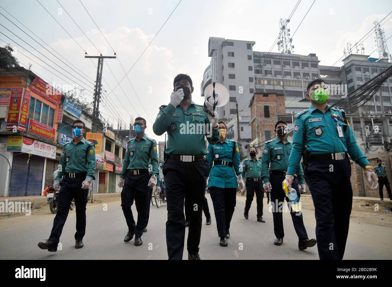 26 mars 2020 Sylhet, Bangladesh: La police métropolitaine de Sylhet augmente la sensibilisation et fournit de l'aseptisant parmi les personnes de masse comme mesure de précaution contre la propagation de la COVID-19 dans la rue de Sylhet, au Bangladesh. Banque D'Images