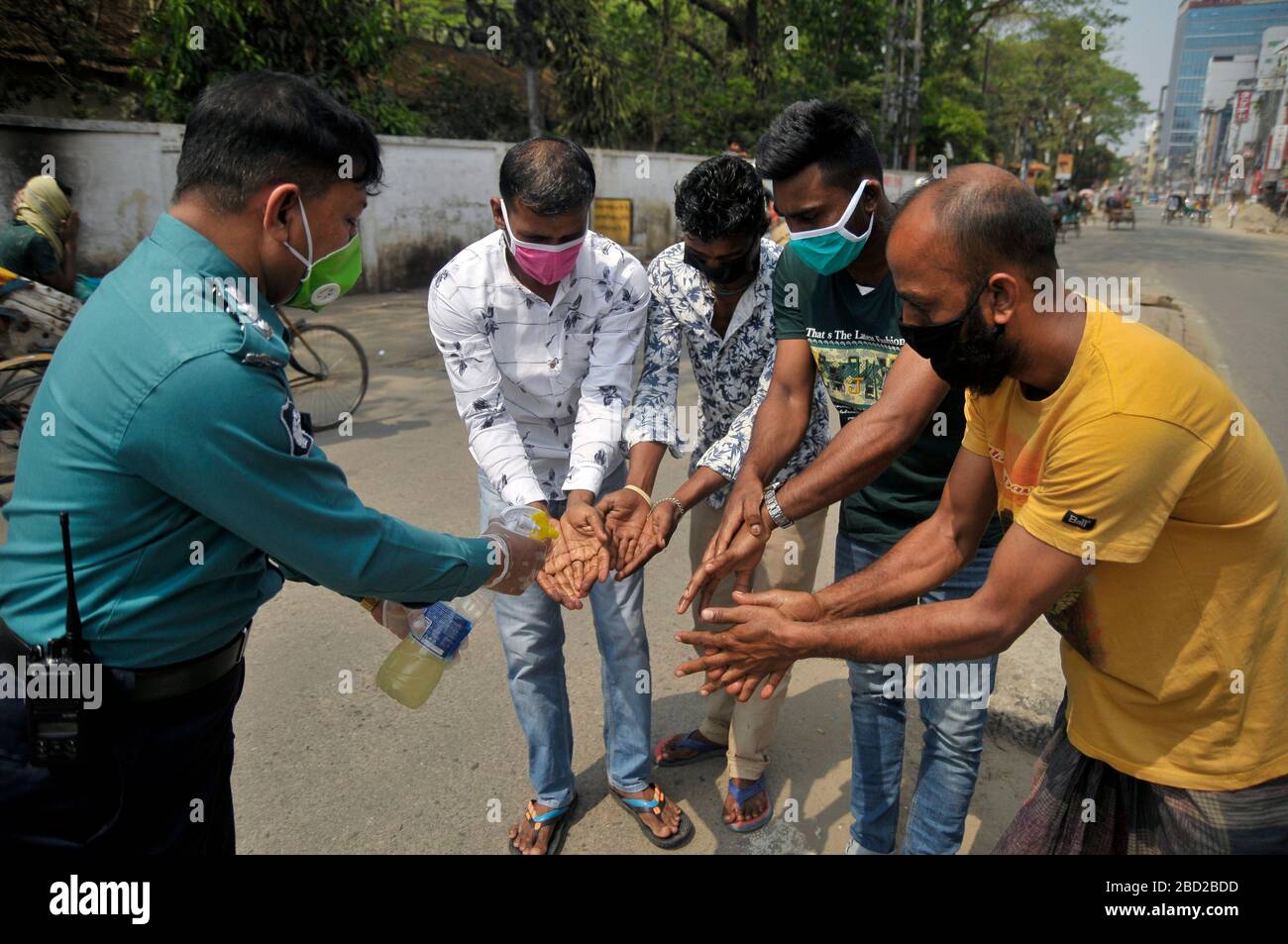 26 mars 2020 Sylhet, Bangladesh: La police métropolitaine de Sylhet augmente la sensibilisation et fournit de l'aseptisant parmi les personnes de masse comme mesure de précaution contre la propagation de la COVID-19 dans la rue de Sylhet, au Bangladesh. Banque D'Images