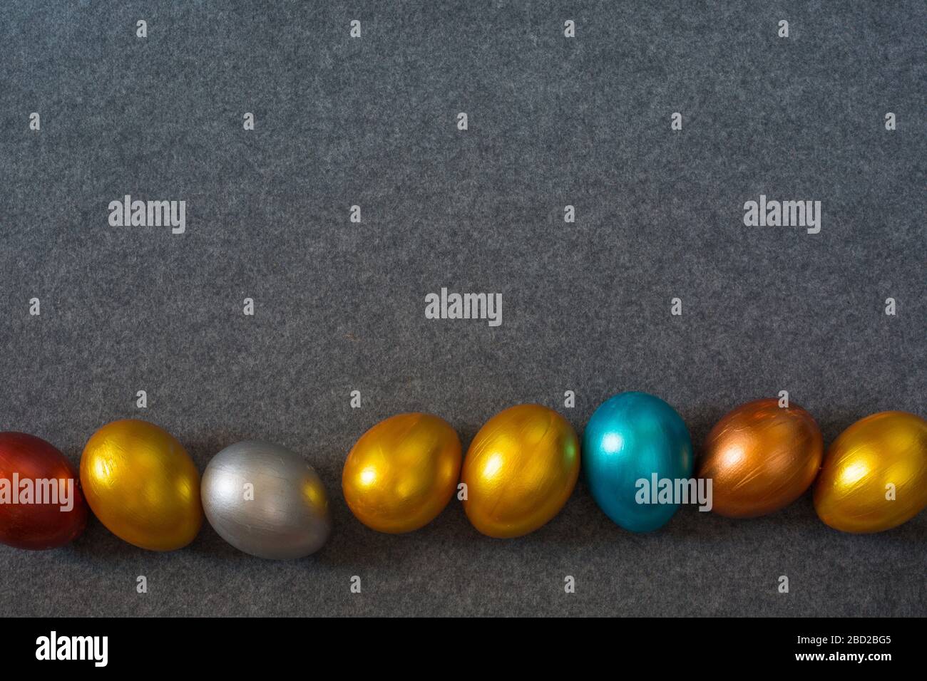 Élégant mode arrière-plan avec border frame de couleur de décoration des oeufs de Pâques métallique sur fond textile, copie espace pour le texte. Vue supérieure mise à plat Banque D'Images