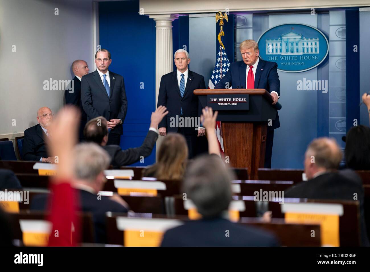 Le président américain Donald Trump, écoute une question des journalistes lors du quotidien COVID-19, exposé sur le coronavirus dans la salle de presse de la Maison Blanche le 3 avril 2020 à Washington, DC. Banque D'Images