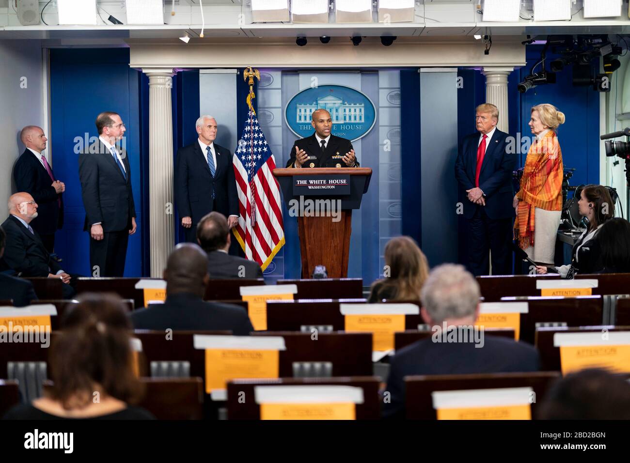 Le chirurgien général des États-Unis Jerome Adams répond à une question posée par les journalistes au cours du quotidien COVID-19, exposé sur le coronavirus dans la salle de presse de la Maison Blanche le 3 avril 2020 à Washington, DC. Banque D'Images