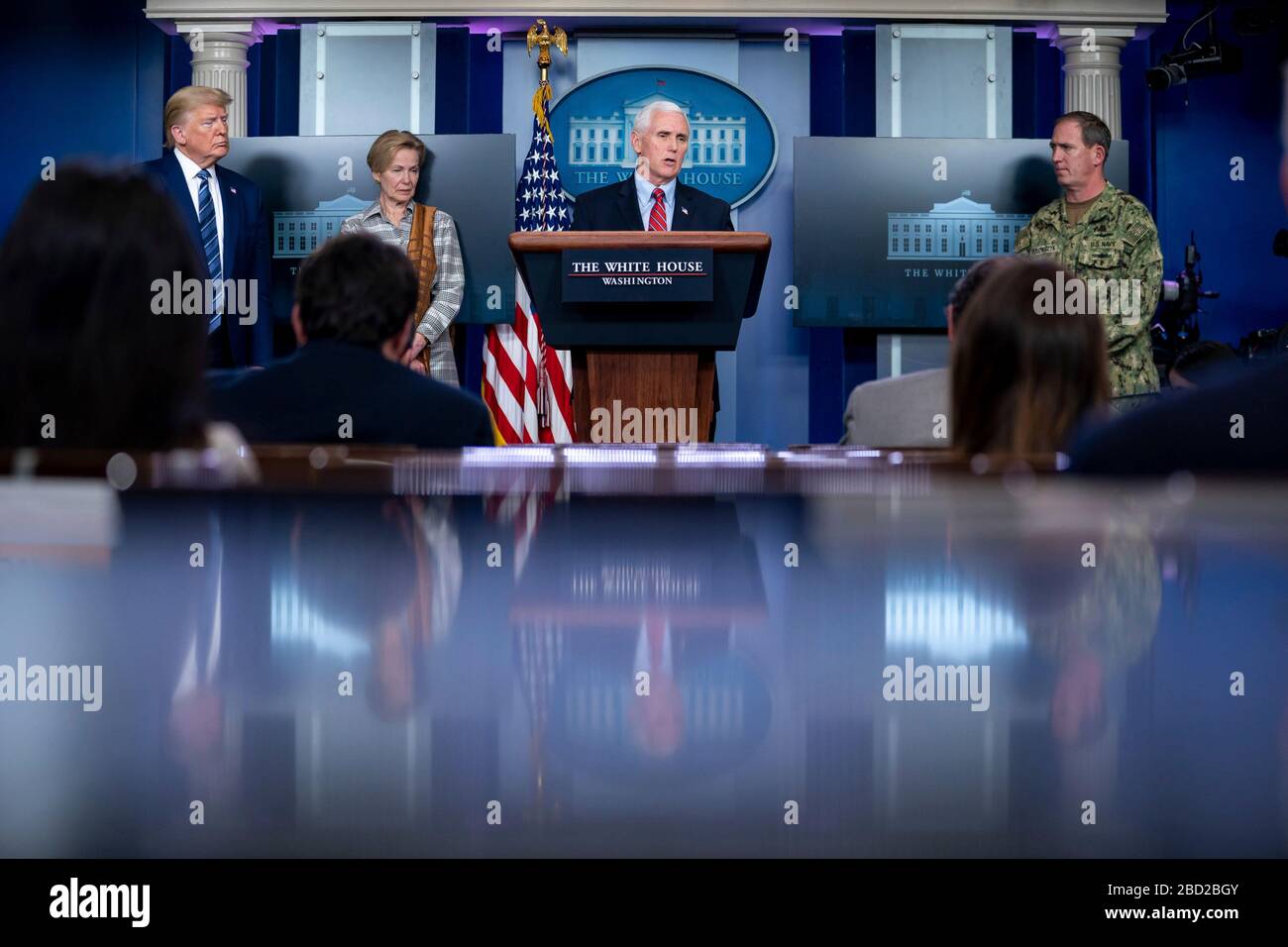 Le vice-président des États-Unis, Mike Pence, répond à une question posée par les journalistes lors du quotidien COVID-19, exposé sur le coronavirus dans la salle de presse de la Maison Blanche le 5 avril 2020 à Washington, DC. Banque D'Images