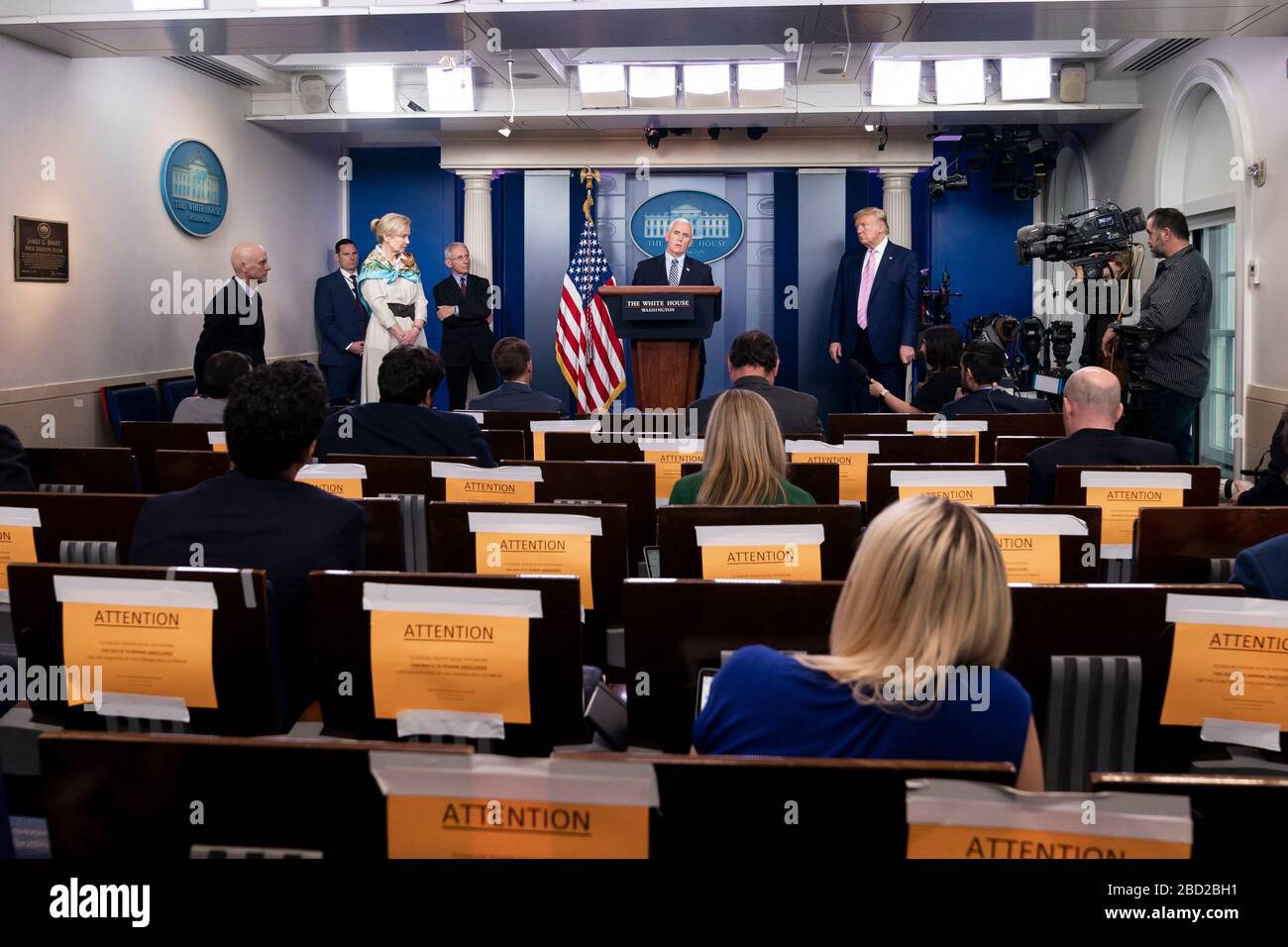 Le vice-président des États-Unis, Mike Pence, répond à une question posée par les journalistes lors du quotidien COVID-19, exposé sur le coronavirus dans la salle de presse de la Maison Blanche le 4 avril 2020 à Washington, DC. Banque D'Images
