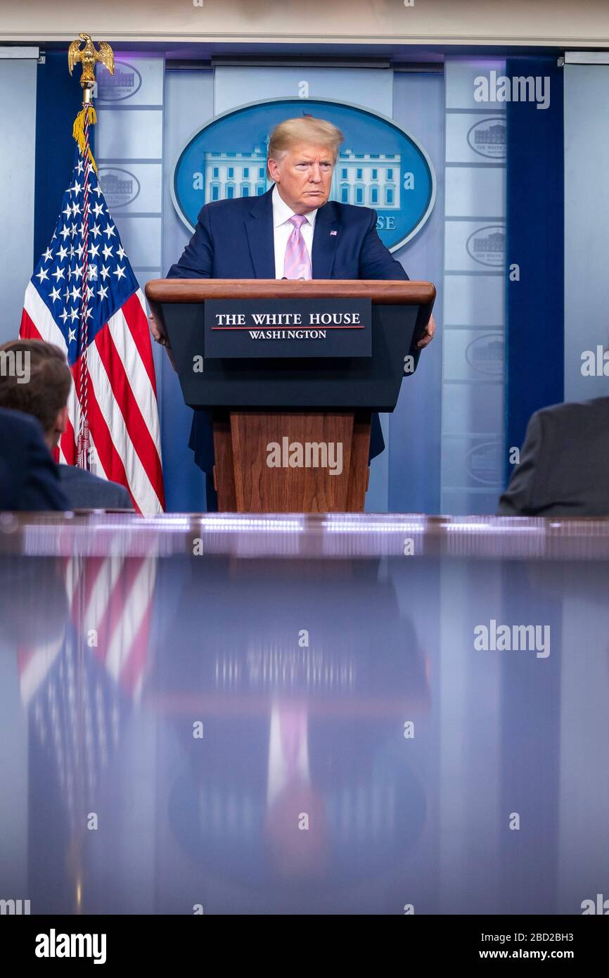 Le président américain Donald Trump, écoute une question des journalistes lors du quotidien COVID-19, exposé sur le coronavirus dans la salle de presse de la Maison Blanche le 4 avril 2020 à Washington, DC. Banque D'Images