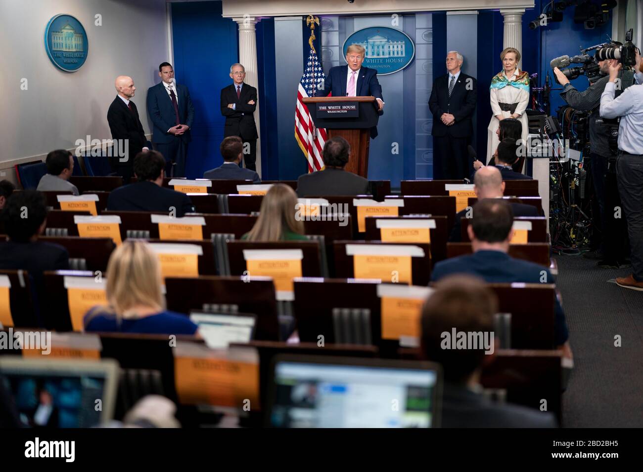 Le président américain Donald Trump répond à une question des journalistes lors du quotidien COVID-19, exposé sur le coronavirus dans la salle de presse de la Maison Blanche le 4 avril 2020 à Washington, DC. Banque D'Images