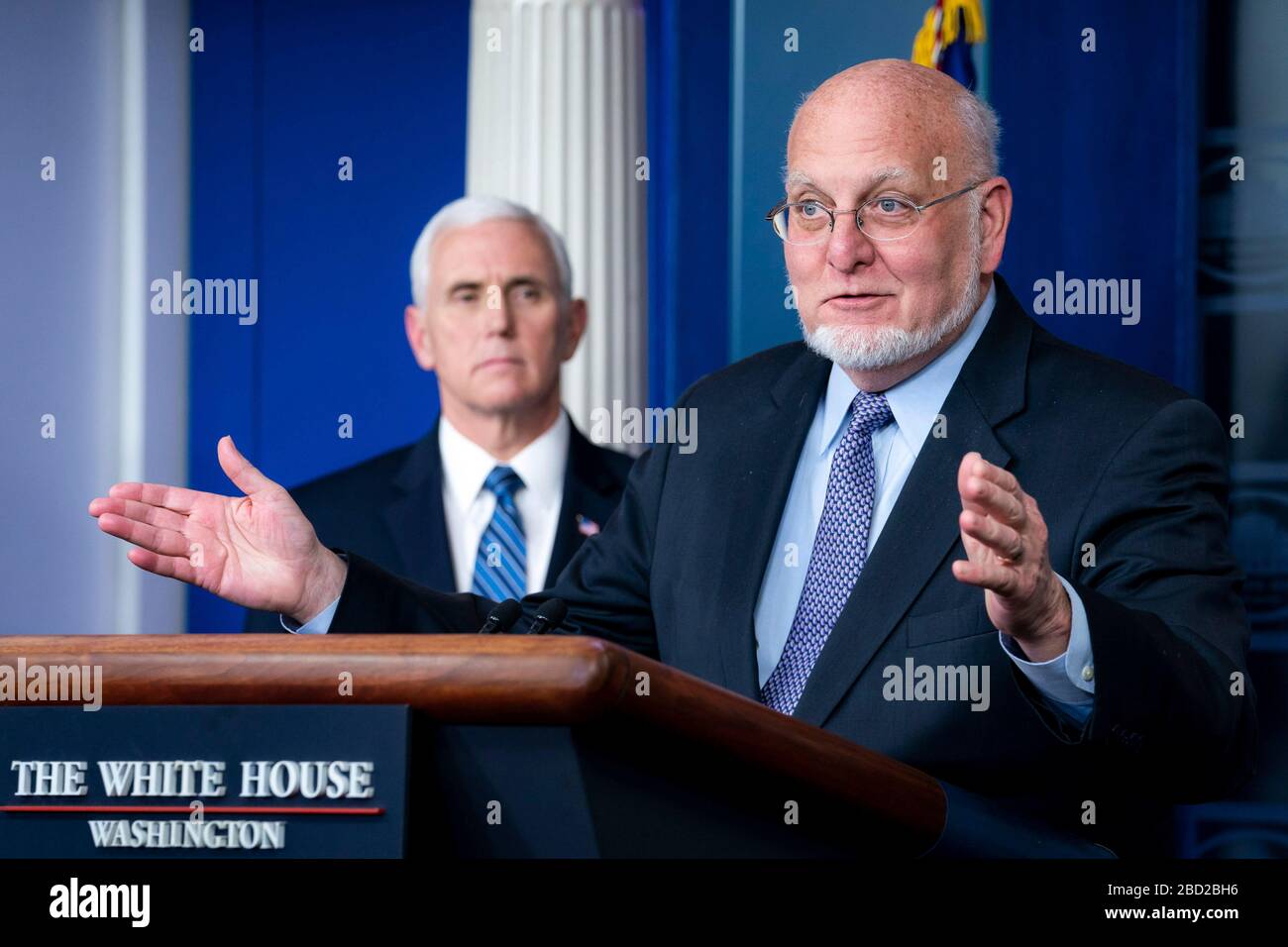 Le Dr Robert Redfield, directeur des centres de contrôle et de prévention des maladies, répond à une question des journalistes au cours du quotidien COVID-19, exposé sur le coronavirus en tant que vice-président Mike Pence, dans la salle de presse de la Maison Blanche le 3 avril 2020 à Washington, DC. Banque D'Images