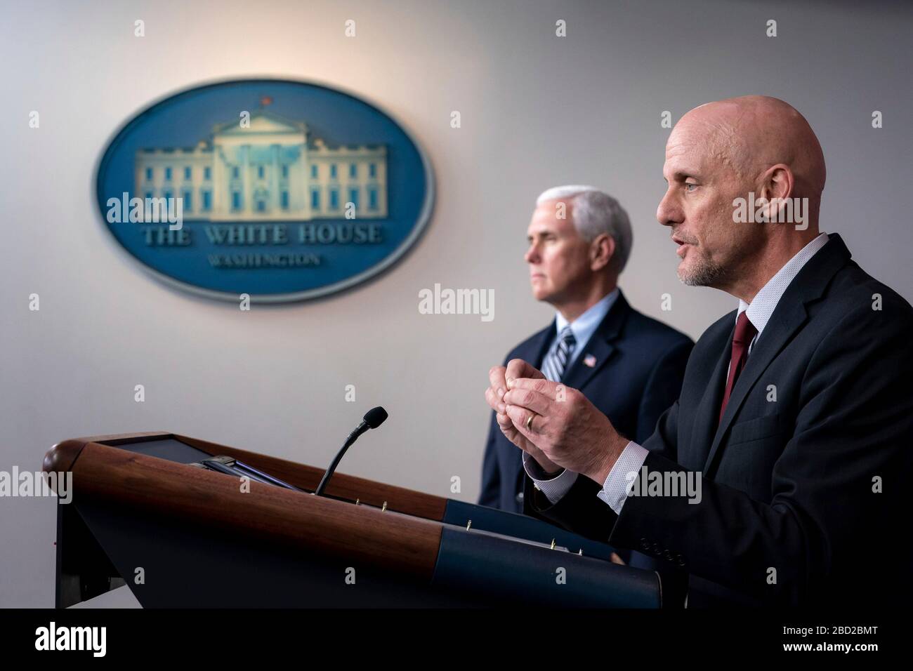 Le Dr Stephen Hahn, commissaire à l'administration des aliments et drogues, répond à une question des journalistes lors du quotidien COVID-19, exposé sur le coronavirus en tant que vice-président Mike Pence, dans la salle de presse de la Maison Blanche le 4 avril 2020 à Washington, DC. Banque D'Images