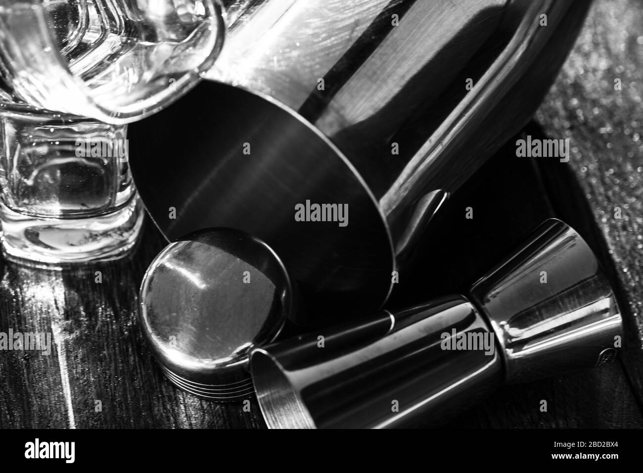 Accessoires pour shaker à cocktails et verres à verres sur une planche en bois. Ustensiles de bar, concept de boissons Banque D'Images