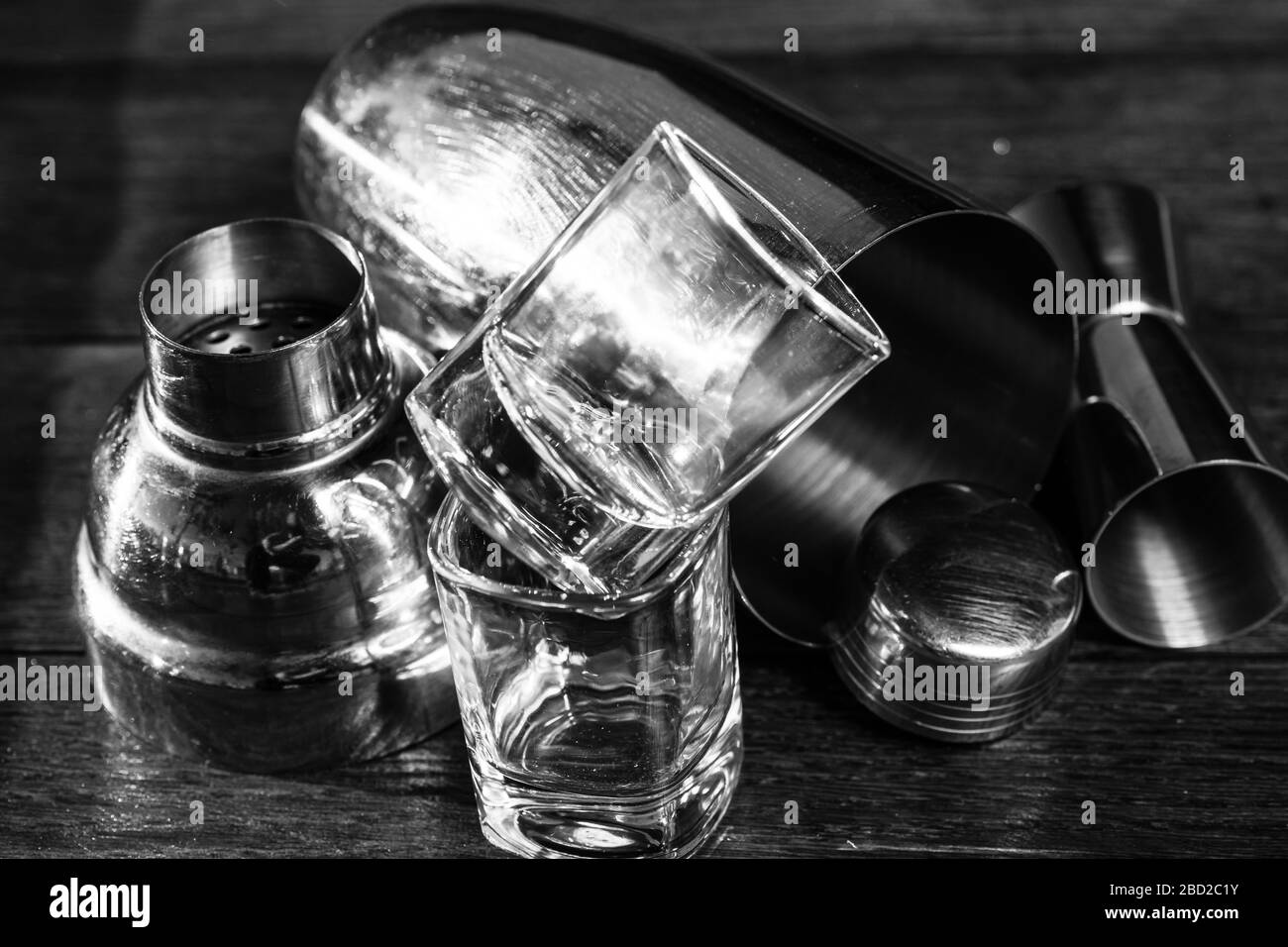 Accessoires pour shaker à cocktails et verres à verres sur une planche en bois. Ustensiles de bar, concept de boissons Banque D'Images
