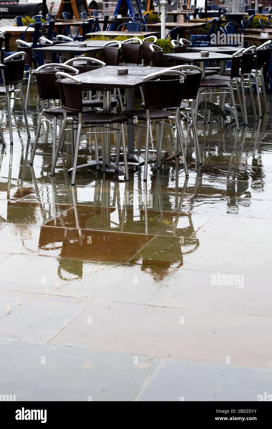 Des tables de restaurant extérieures désertes à la suite de la fermeture du gouvernement pour lutter contre la propagation de la pandémie de Coronavirus COVID 19 Banque D'Images