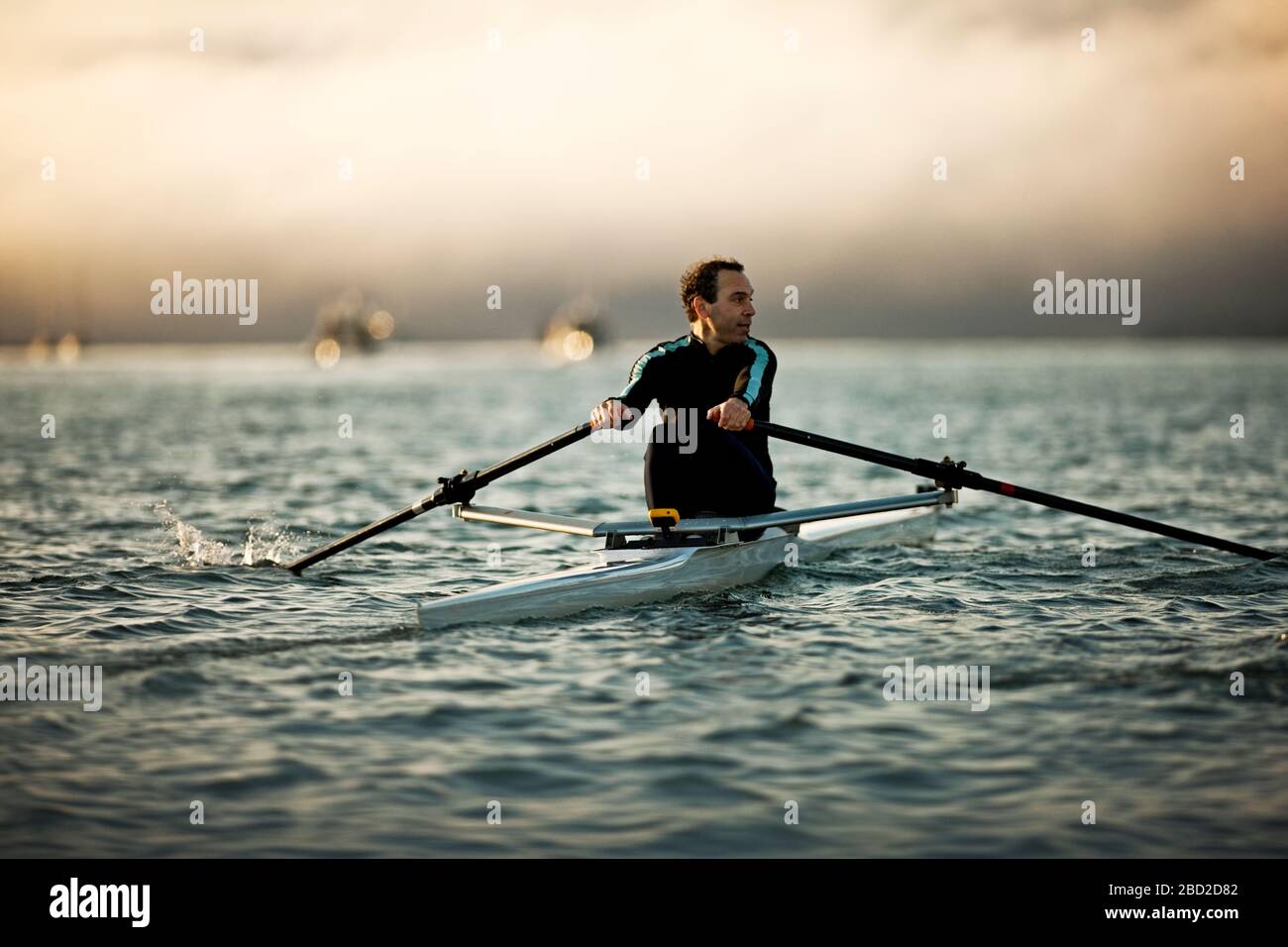 Homme mûr de porter une combinaison isothermique et aviron Photo Stock -  Alamy