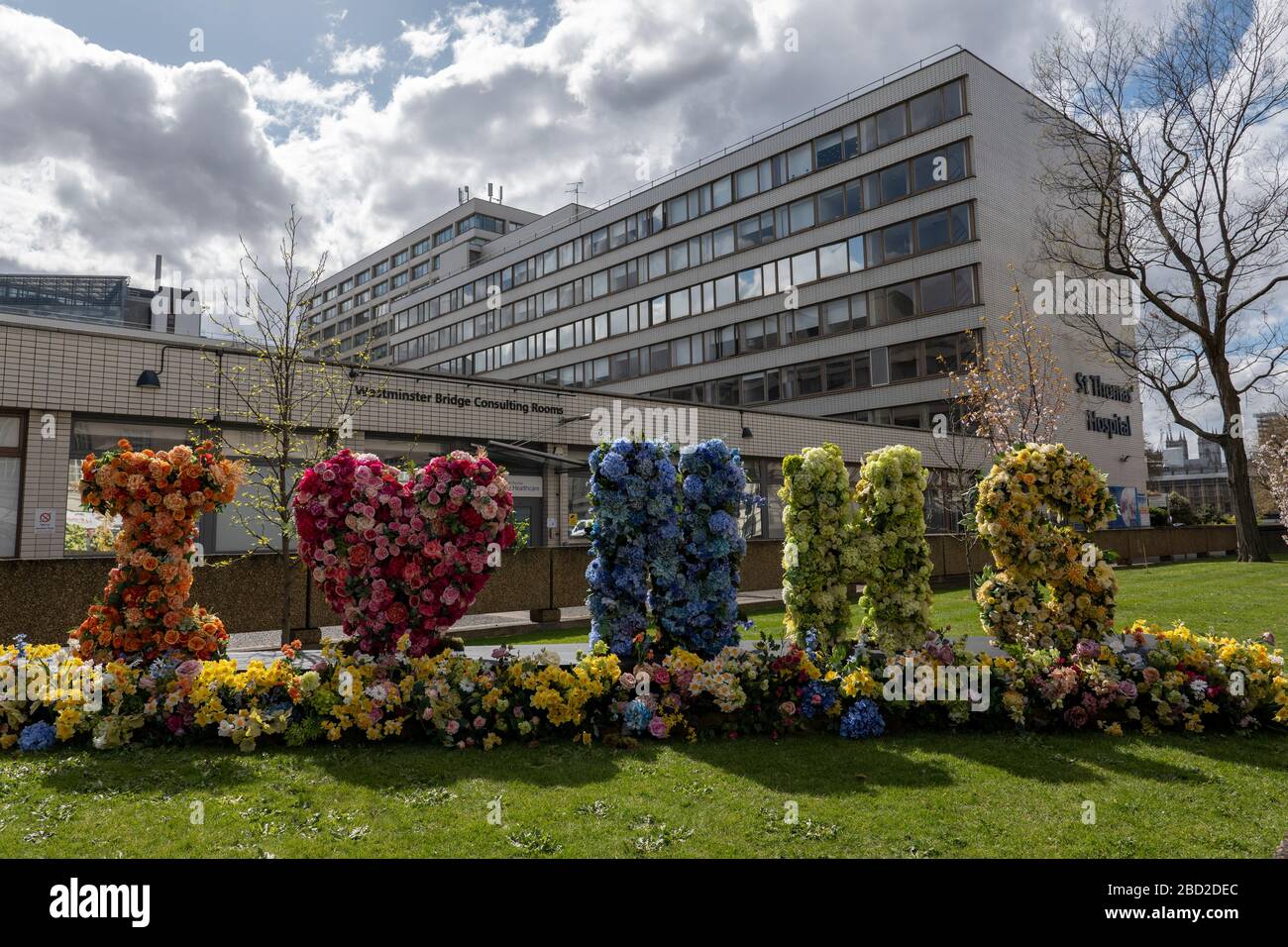 Londres, Royaume-Uni. 6 avril 2020. Une exposition de fleurs disant I Love NHS à l'extérieur de l'hôpital St Thomas de Westminster pendant la pandémie de coronavirus.(photo de Sam Mellish / Alay Live News) Banque D'Images