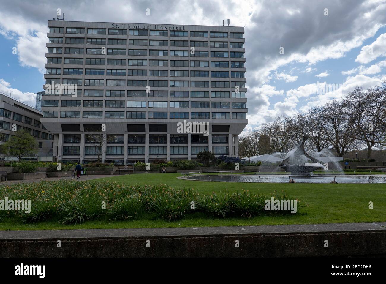 Londres, Royaume-Uni. 6 avril 2020. À l'extérieur de l'hôpital St Thomas de Westminster pendant la pandémie de coronavirus. (Photo de Sam Mellish / Alay Live News) Banque D'Images