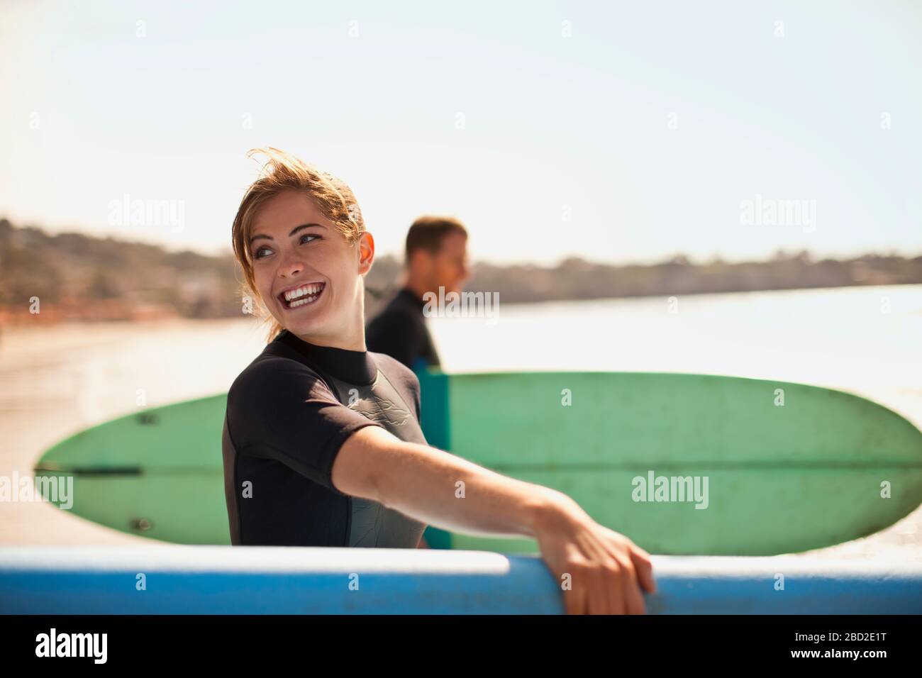 Portrait of young female surfer à la plage. Banque D'Images