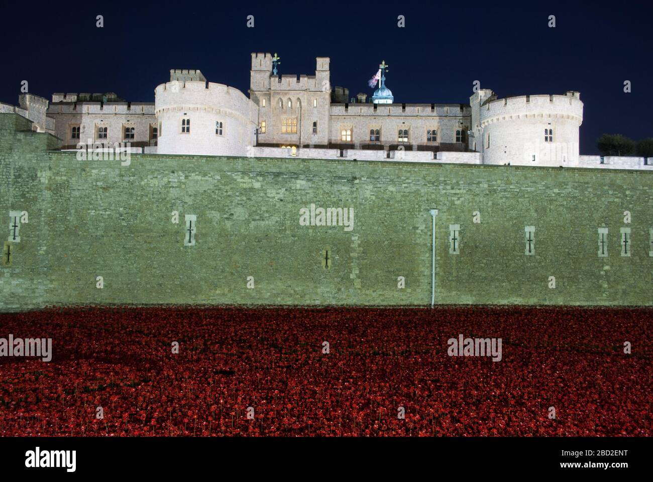 Première Guerre mondiale Centenaire Blood Swept Lands and Seas of Red installation Poppies Tower of London, St Katharine's & Wapping, Londres ce 3 AB Banque D'Images