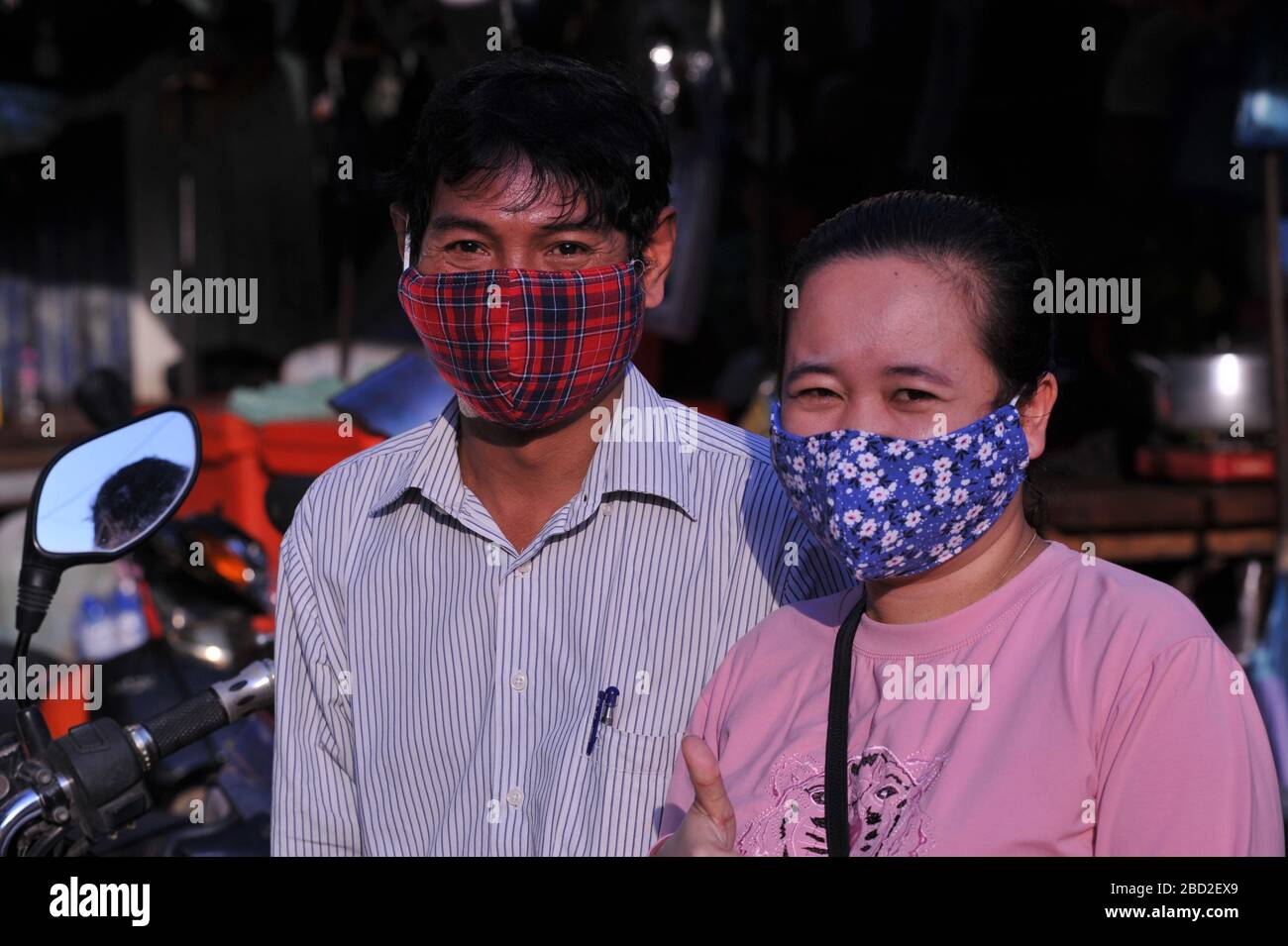 Portrait d'un couple cambodgien marié portant de élégants masques de visage pendant la pandémie de coronavirus. Marché de Kandal, Phnom Penh, Cambodge. © Kraig Lieb Banque D'Images