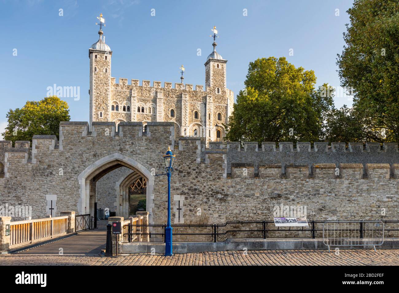 Tôt le matin à l'entrée du Middle Drawbridge à la Tour de Londres le long de la Tamise, Londres, Angleterre, Royaume-Uni Banque D'Images Tôt le matin à l'entrée du Middle Drawbridge à la Tour de Londres le long de la Tamise, Londres, Angleterre, Royaume-Uni Banque D'Images