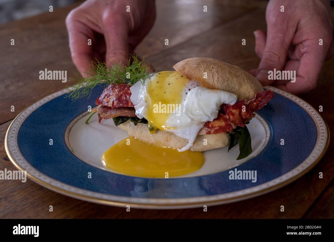 Œufs Benoît avec homard local et betterave, cuits par le chef Piers Lewin sur l'île Scillonienne de St Agnes Banque D'Images