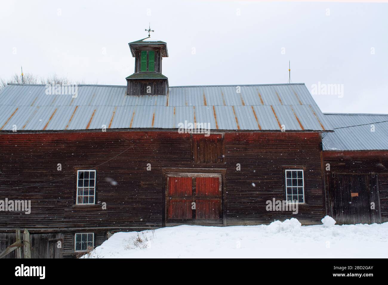 Ancienne grange du Vermont dans la neige Banque D'Images