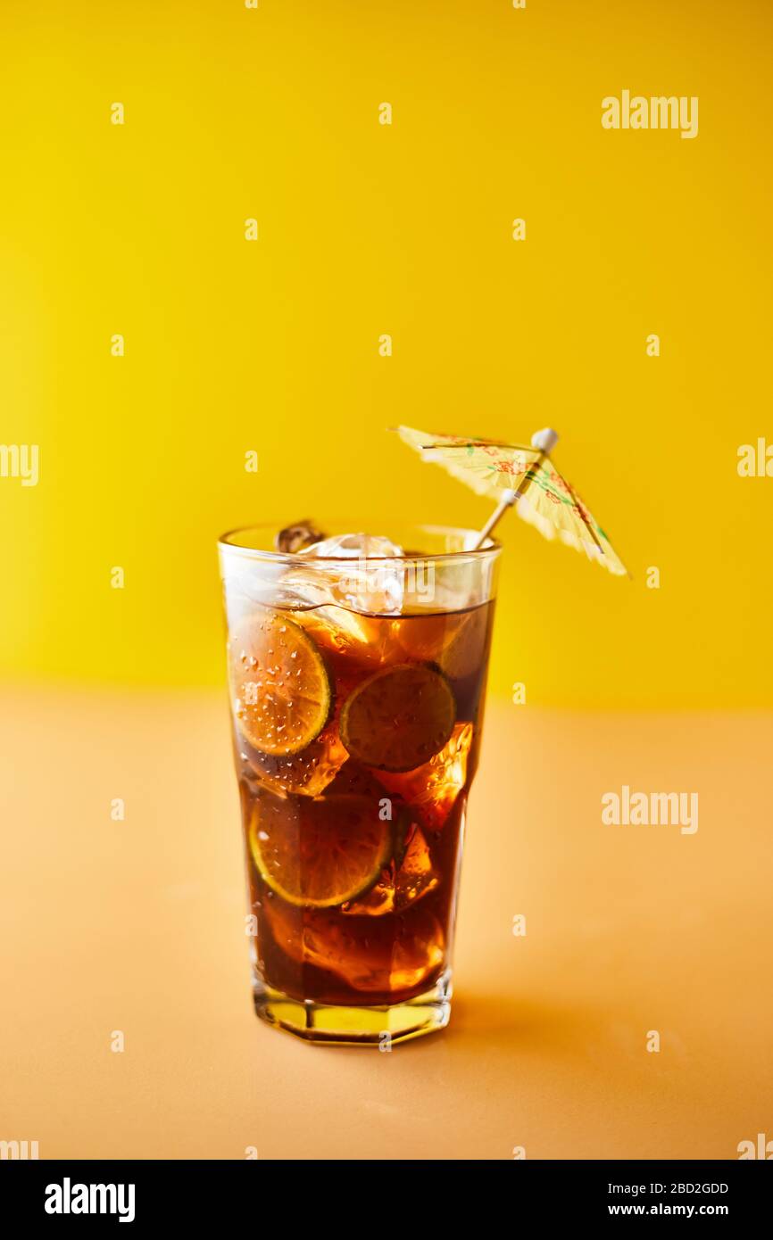 Verres de thé glacé avec tranches de citron. Banque D'Images