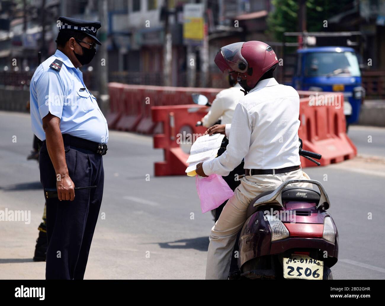 Guwahati, Assam, Inde. 6 avril 2020. La police d'Assam contrôle les documents des trajets, pendant le verrouillage national, comme mesure préventive contre le Coronavirus COVID-19, à Guwahati, Assam, Inde, le 6 avril 2020. Crédit: David Talukdar/Alay Live News Banque D'Images