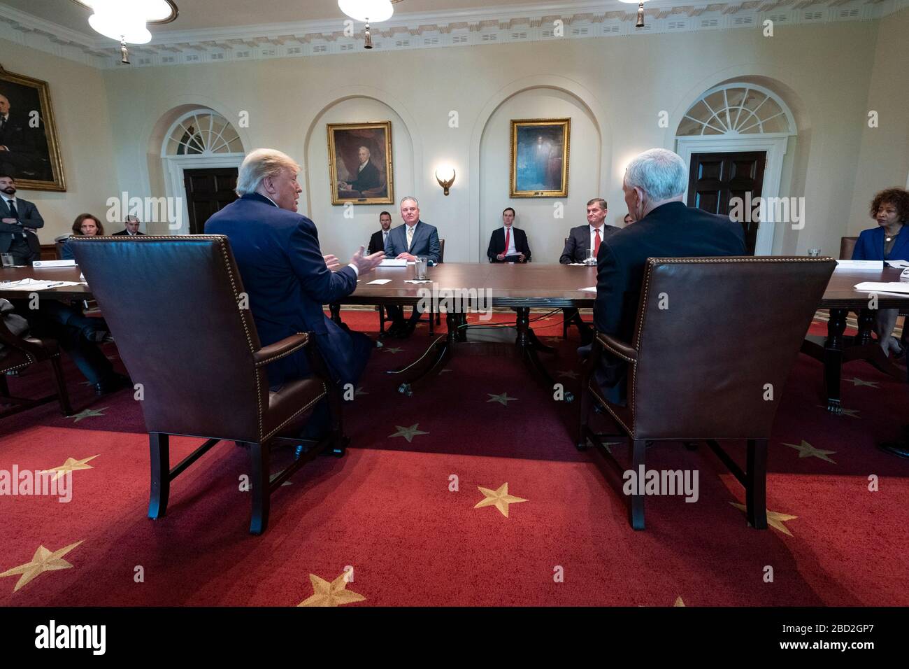 Le président américain Donald Trump et le vice-président Mike Pence rencontrent les distributeurs de la chaîne d'approvisionnement en réponse à la pandémie de coronavirus dans la salle du Cabinet de la Maison Blanche le 29 mars 2020 à Washington, DC. Banque D'Images