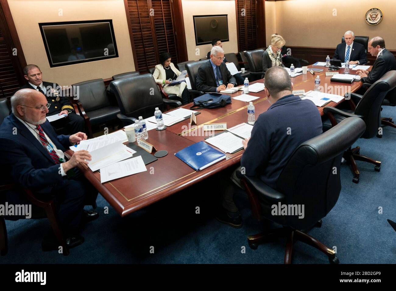 Le vice-président américain Mike Pence rencontre le Groupe de travail sur le coronavirus dans la salle de situation de la Maison Blanche le 23 mars 2020 à Washington, DC. Banque D'Images