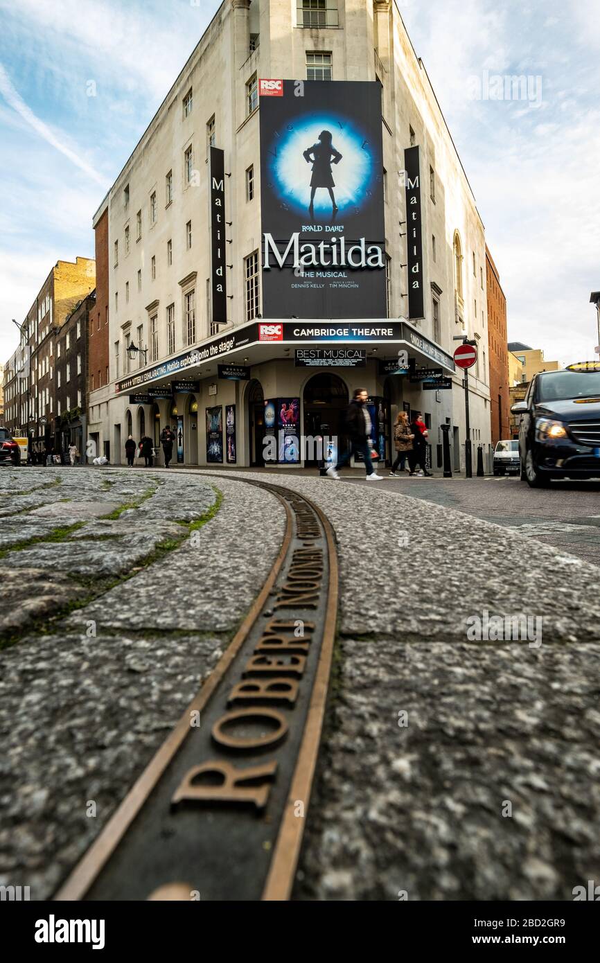 LONDRES- The Cambridge Theatre at Severn Dials in London's West End montrant Matilda The Musical Banque D'Images