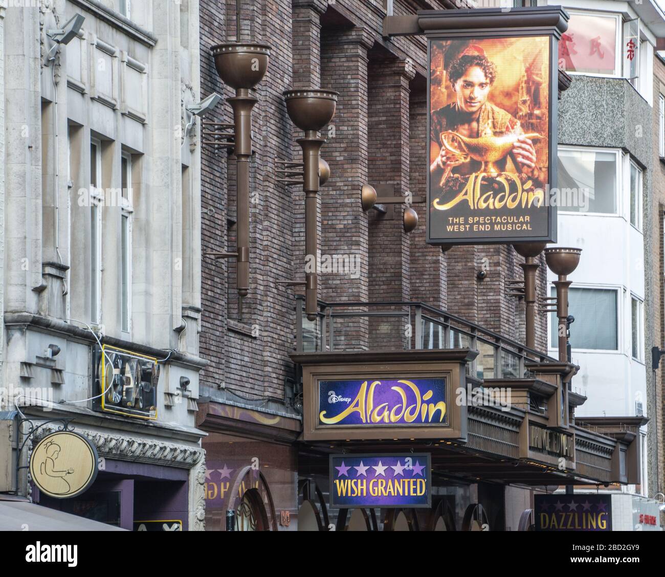 LONDRES- extérieur du théâtre du Prince-Édouard montrant Aladdin. Une comédie musicale populaire dans le West End de Londres Banque D'Images