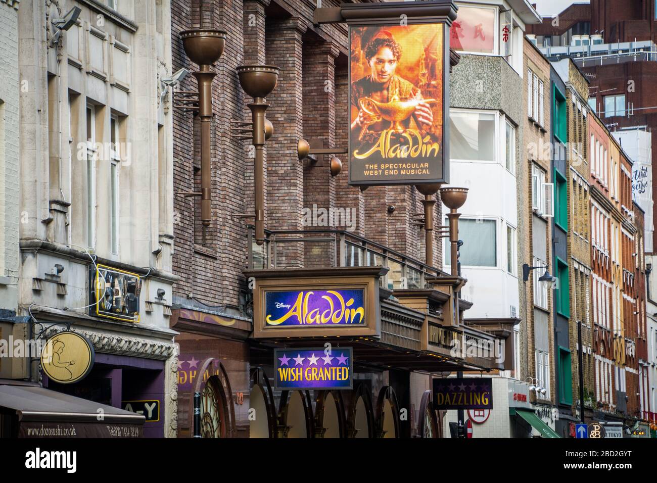 LONDRES- extérieur du théâtre du Prince-Édouard montrant Aladdin. Une comédie musicale populaire dans le West End de Londres Banque D'Images