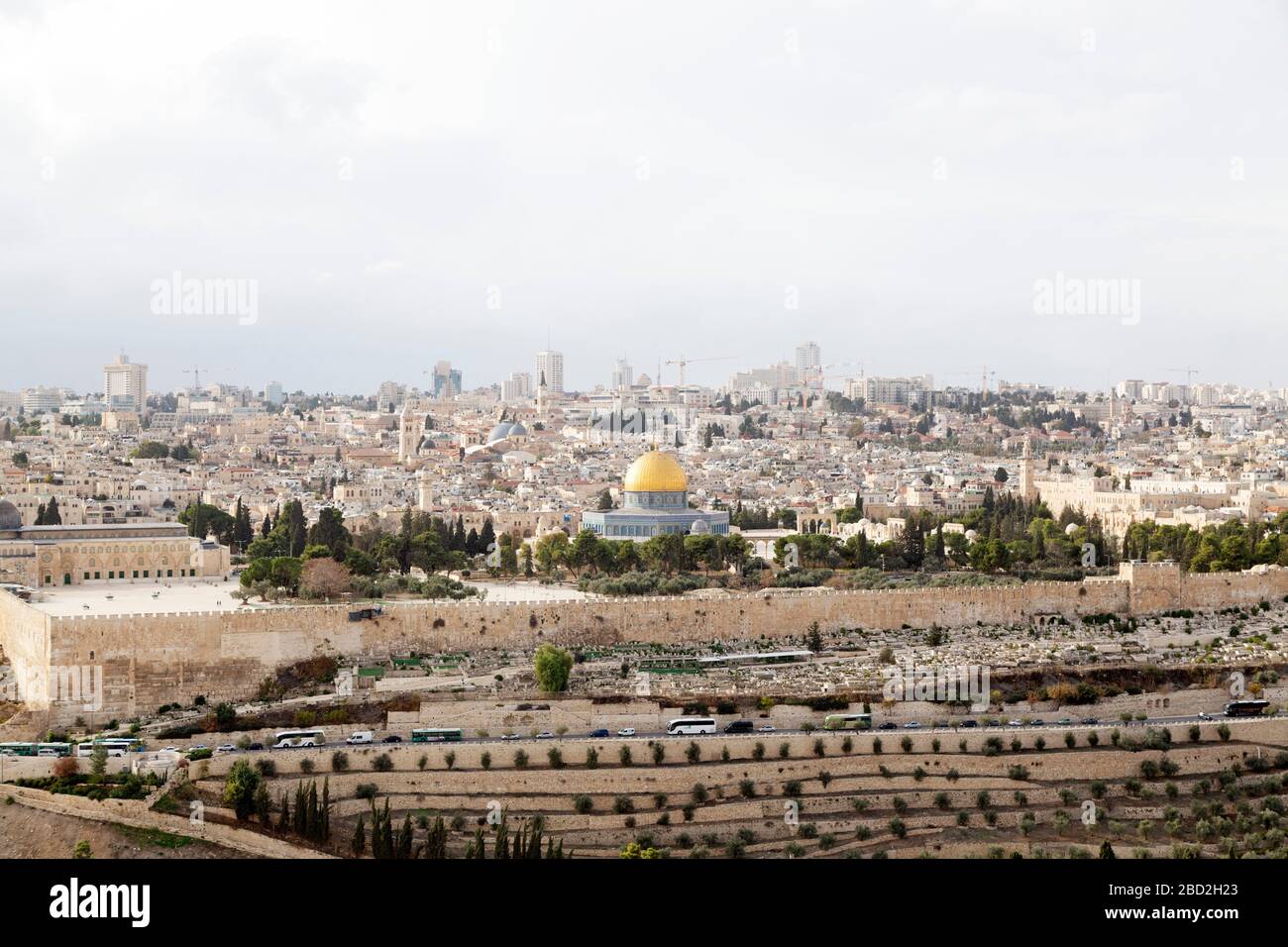 Vue du Mont d'Ovives à la vieille ville de Jérusalem, Israël. Le Dôme du Rocher, sur le Mont du Temple, s'élève au-dessus du mur de la ville. Banque D'Images