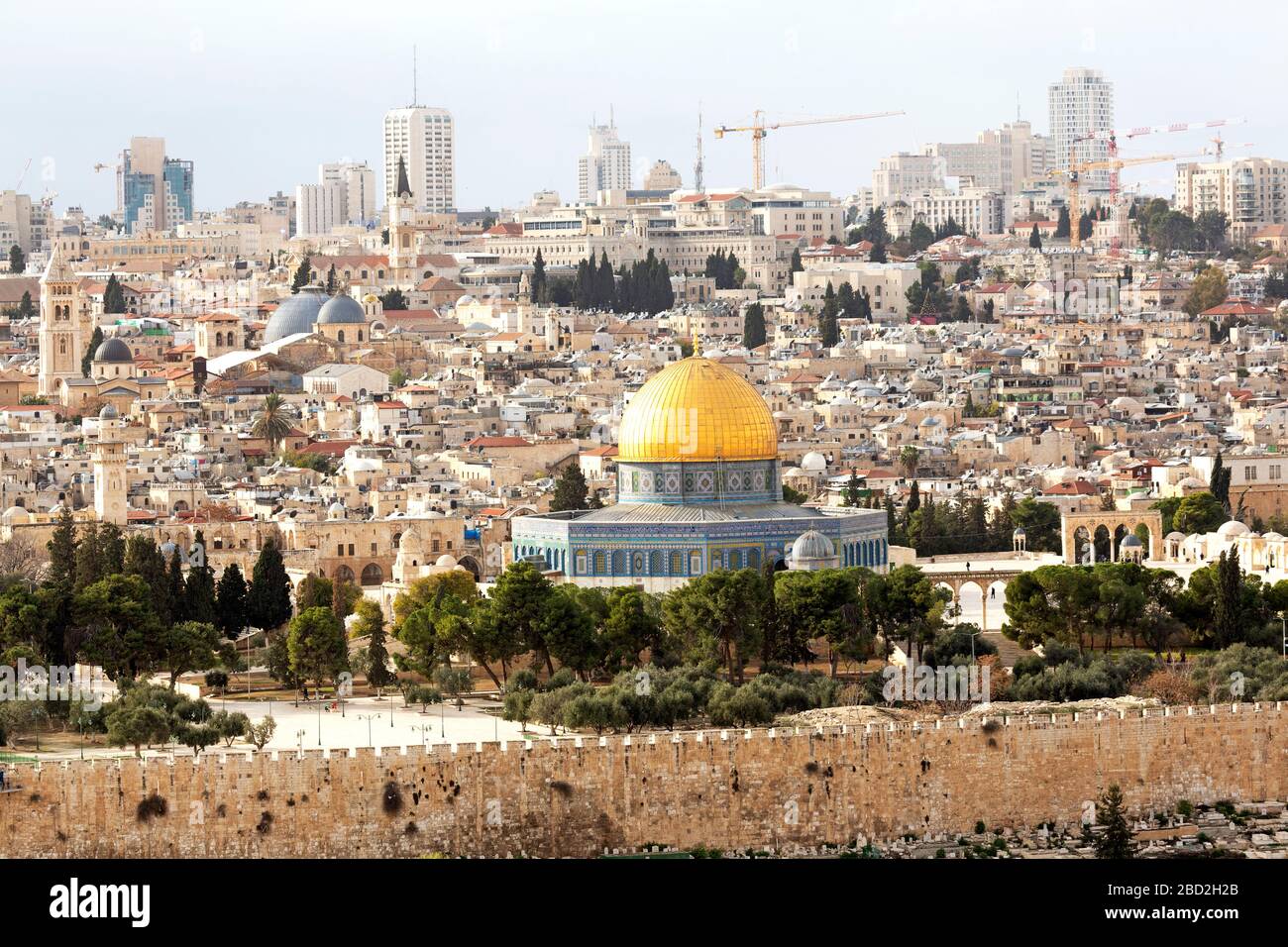La vieille ville de Jérusalem, Israël. Le toit doré du Dôme du Rocher, sur le Mont du Temple, s'élève au-dessus du mur de la ville. Banque D'Images