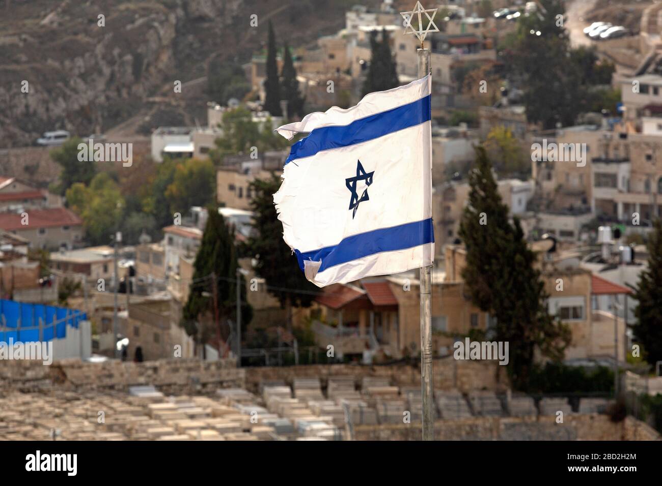 Un drapeau israélien se flattait au-dessus du mont des Oliviers à Jérusalem, en Israël. L'étoile de David est au centre du drapeau. Banque D'Images