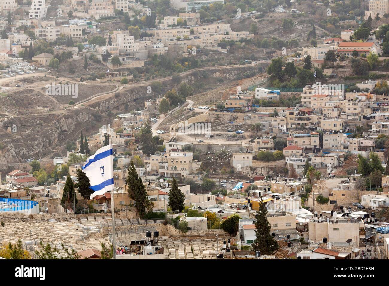 Un drapeau israélien se flattait au-dessus du mont des Oliviers à Jérusalem, en Israël. L'étoile de David est au centre du drapeau. Banque D'Images