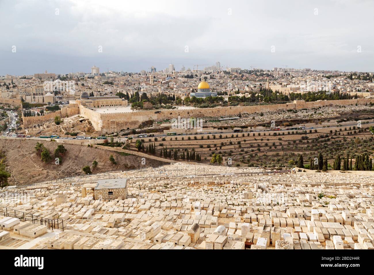 La vieille ville de Jérusalem, Israël. Le toit doré du Dôme du Rocher, sur le Mont du Temple, s'élève au-dessus du mur de la ville vu du Mont des Oliviers. Banque D'Images