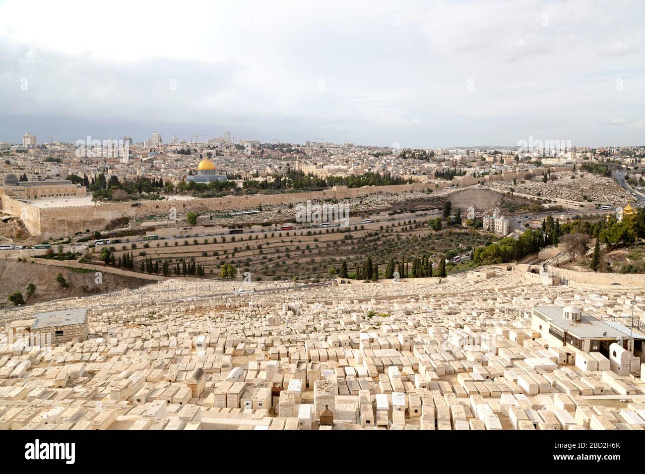 La vieille ville de Jérusalem, Israël. Le toit doré du Dôme du Rocher, sur le Mont du Temple, s'élève au-dessus du mur de la ville, vu du Mont des Oliviers. Banque D'Images
