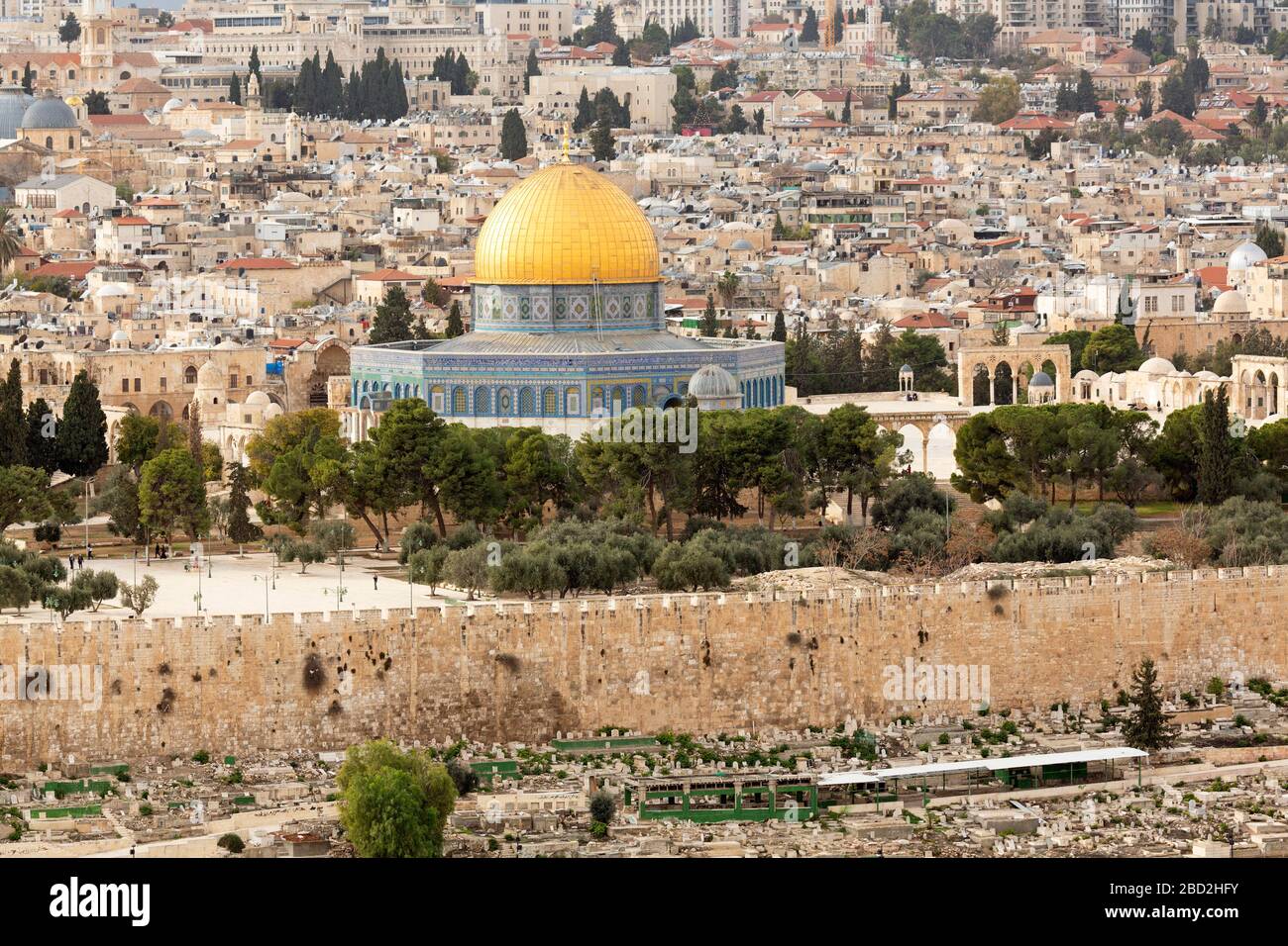 La vieille ville de Jérusalem, Israël. Le toit doré du Dôme du Rocher, sur le Mont du Temple, s'élève au-dessus du mur de la ville, vu du Mont des Oliviers. Banque D'Images