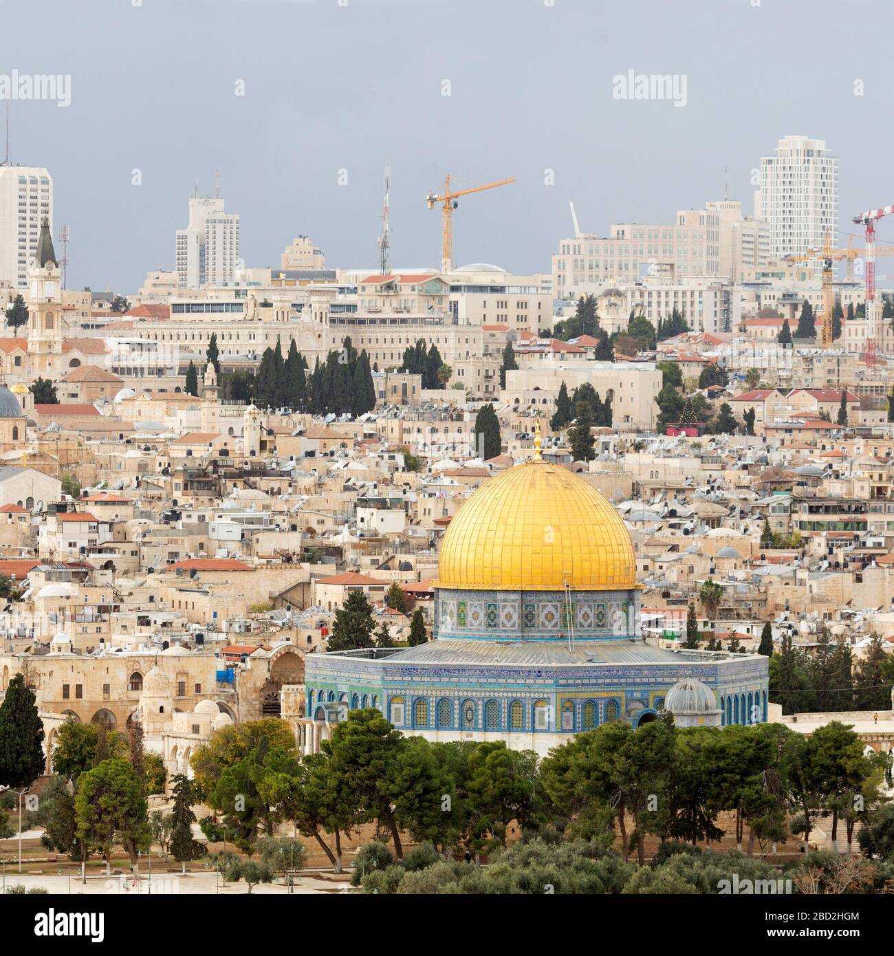 La vieille ville de Jérusalem, Israël. Le toit doré du Dôme du Rocher, sur le Mont du Temple, s'élève au-dessus du mur de la ville, vu du Mont des Oliviers. Banque D'Images