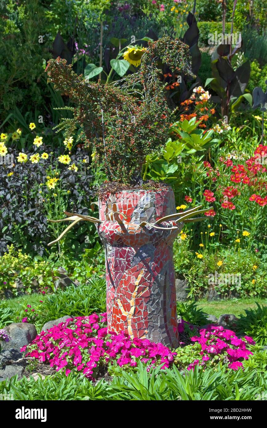 Support en mosaïque céramique; coloré; fleurs; scène de jardin; The Giants House, Akaroa; Nouvelle-Zélande, été, vertical Banque D'Images