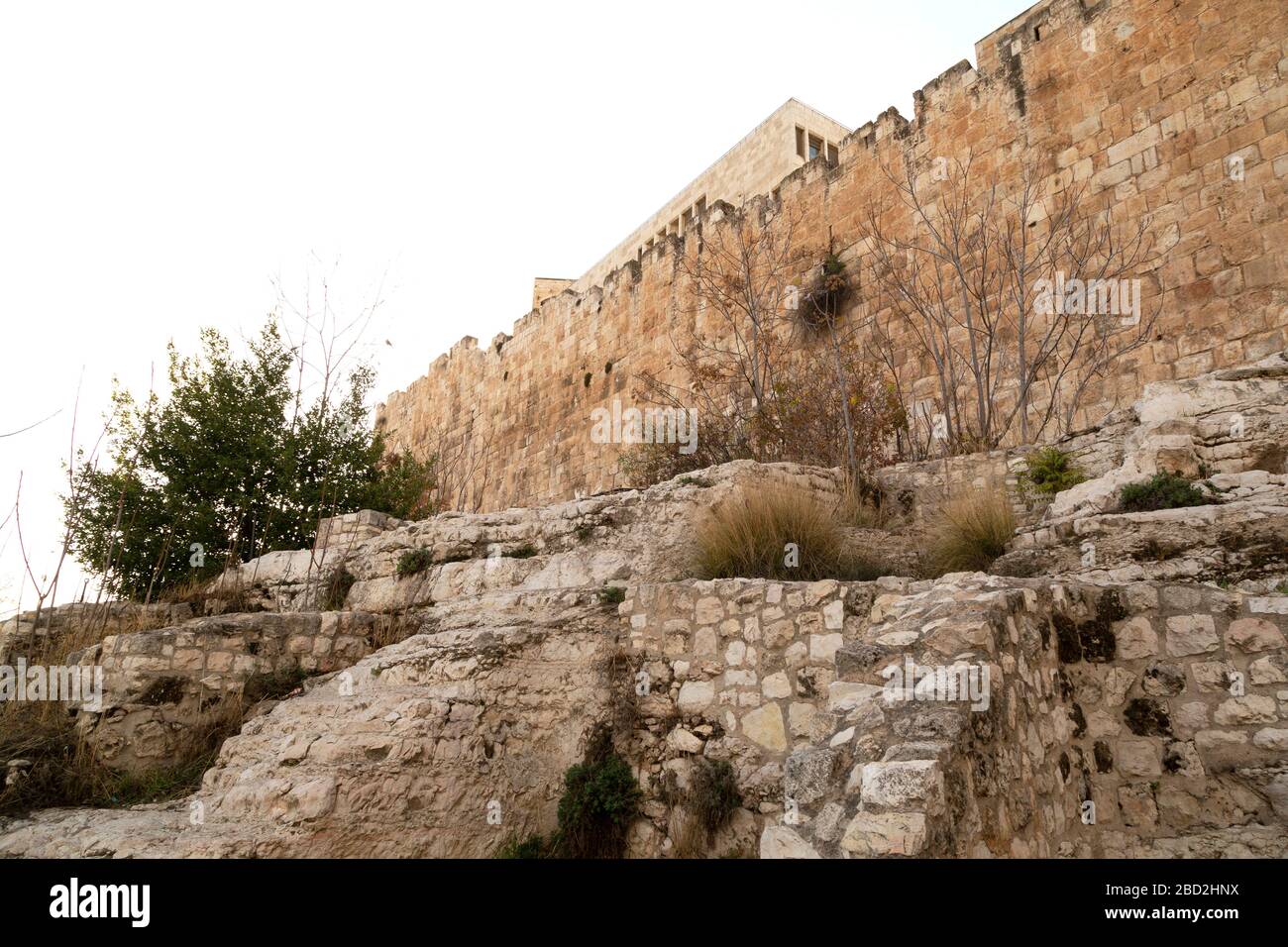 Vestiges archéologiques anciens au jardin HaTkuma (le jardin du roi) à Jérusalem, en Israël. Le site se trouve au sud du Mont du Temple. Banque D'Images