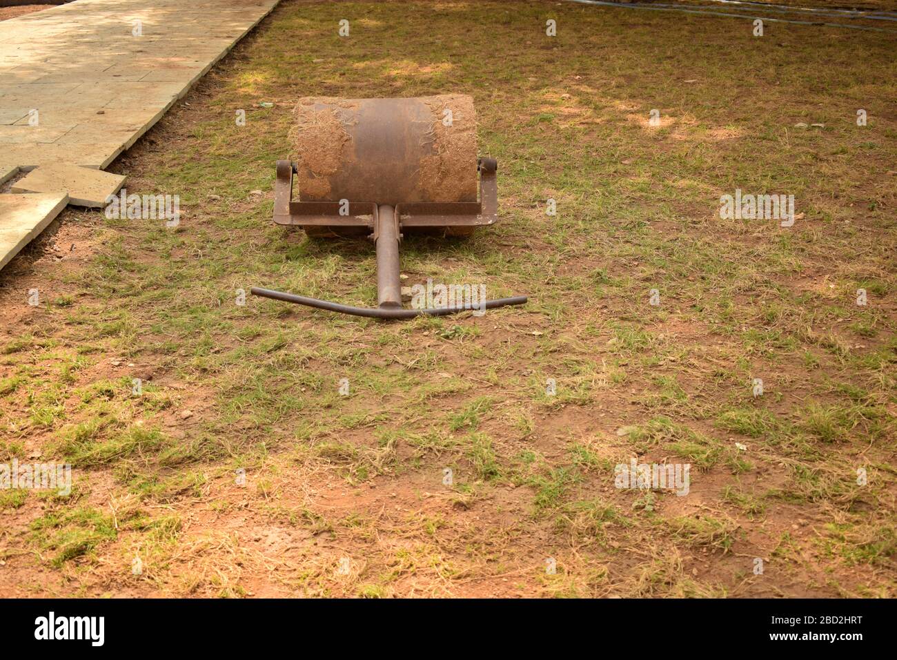 Un rouleau spécial De Sol Pour la manutention et La Pose De l'image de photo de pelouse ou de jardin Banque D'Images