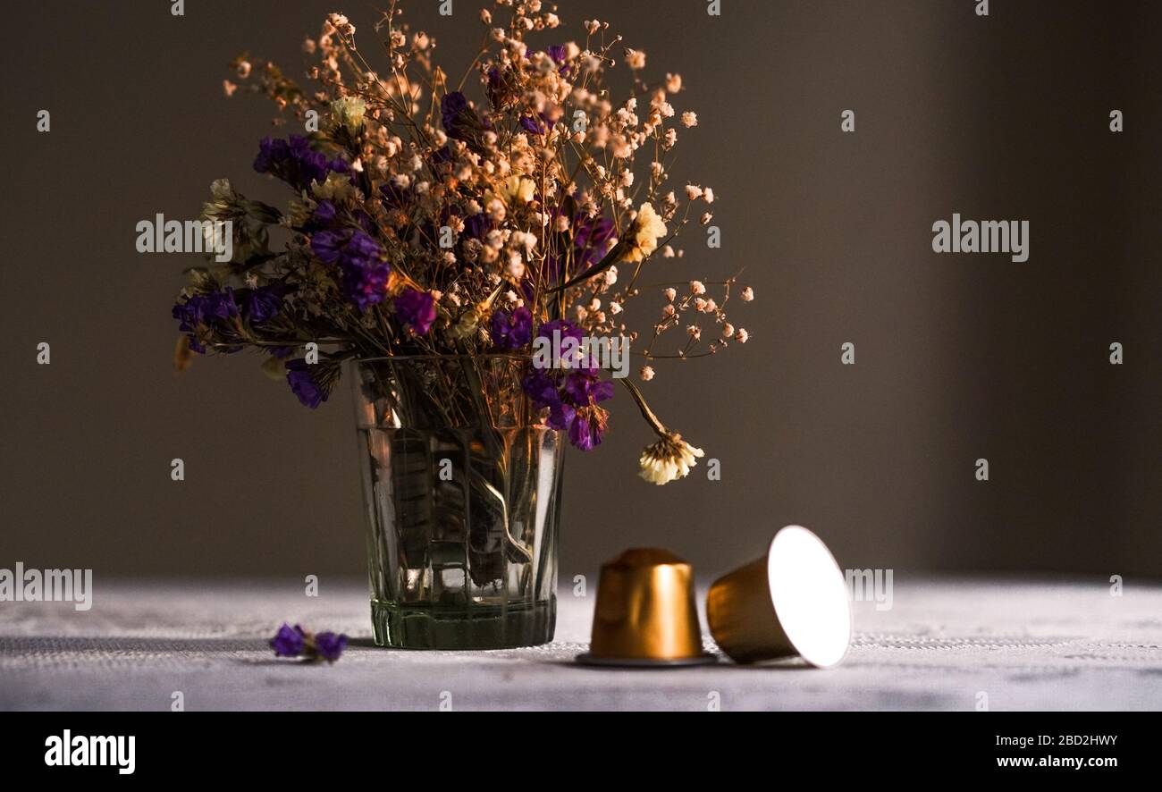 Deux capsules de café Nespresso sur la table devant les fleurs
