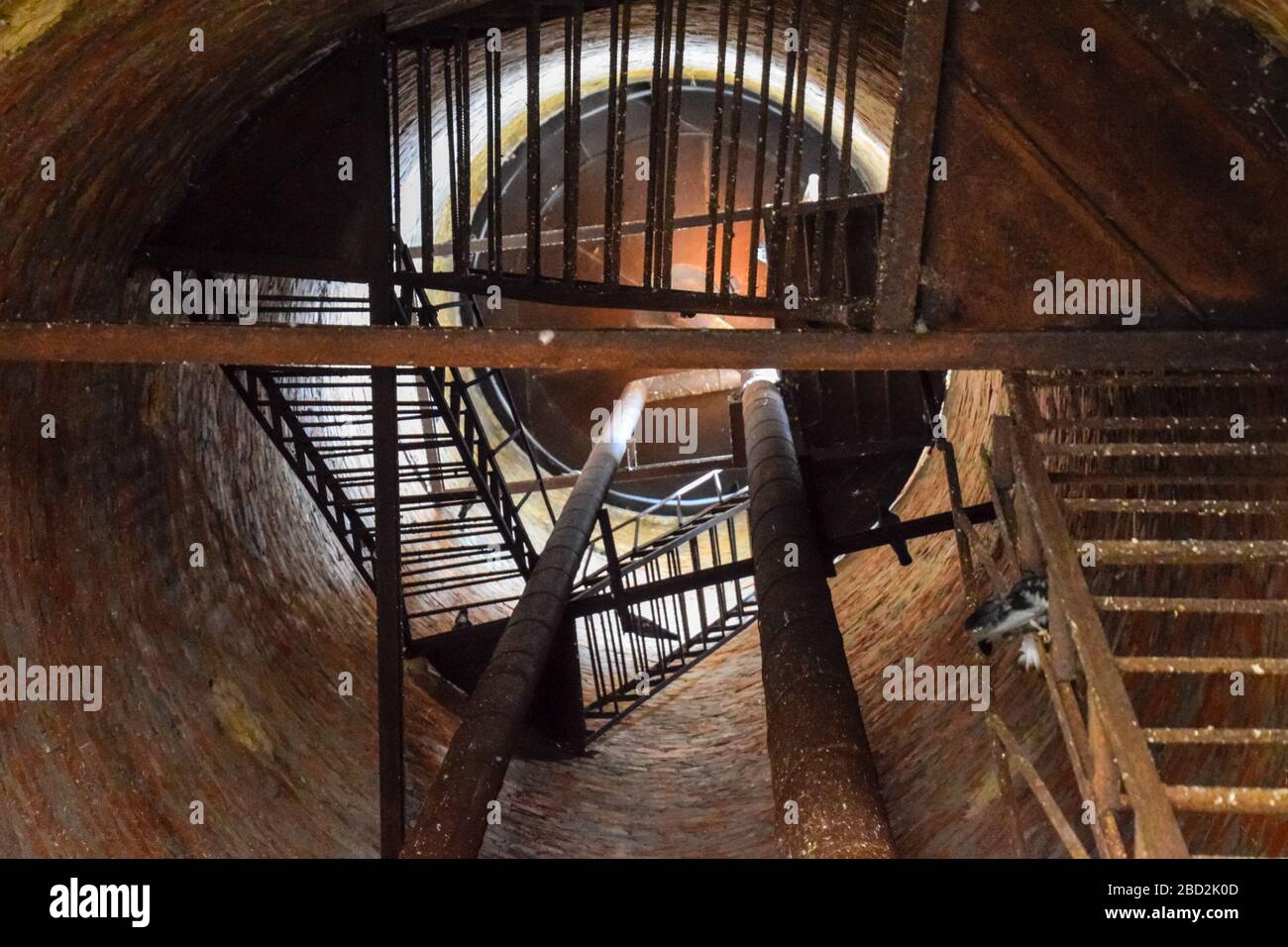 Tour d'eau rouillée vue intérieure de haut en bas. Ancienne pompe à eau. Échelle au réservoir d'eau, pigeon couppings. Banque D'Images