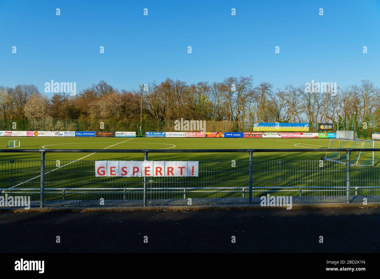 Bornheim, Rhénanie-du-Nord-Westphalie, Allemagne - 4 avril 2020: Terrain de football fermé en raison du virus corona, pandémie de covid-19. Signe avec lettrage allemand Banque D'Images