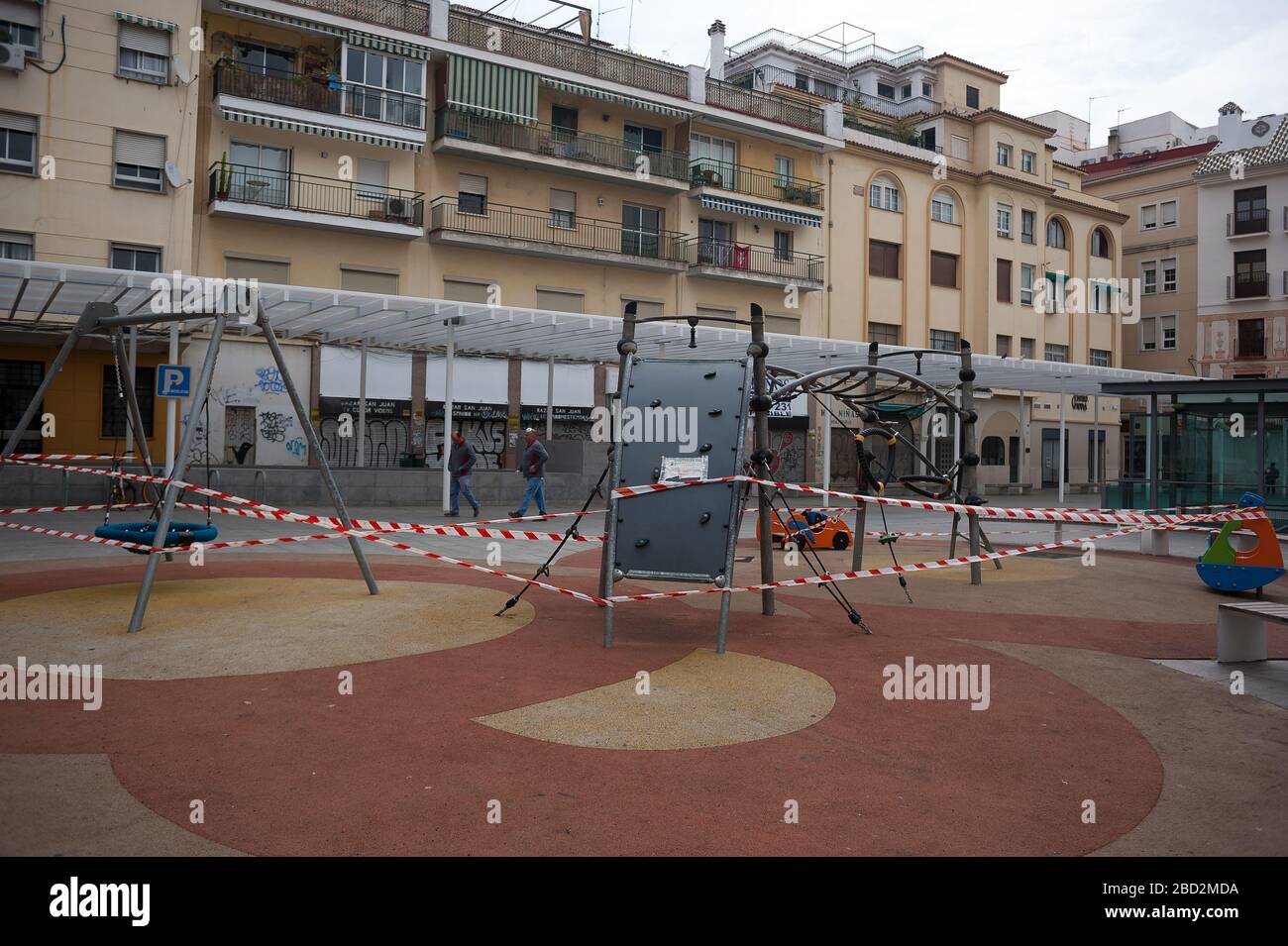 Vue sur un parc fermé pendant un Saint lundi dans le centre de Malaga.la célébration traditionnelle de Pâques a été annulée en Espagne. Les croyants vivent une semaine Sainte inhabituelle dans leurs maisons, pour cette raison beaucoup de gens décorent leurs balcons ou placent des statues décoratives du Christ dans leurs magasins et leurs magasins. Après l'état d'alarme et le verrouillage dans le pays par COVID-19 coronavirus tous les gens sont enfermés dans leur maison après le confinement décrété par le gouvernement espagnol et qui sera prolongé pour plus de 15 jours jusqu'au 26 avril. Banque D'Images