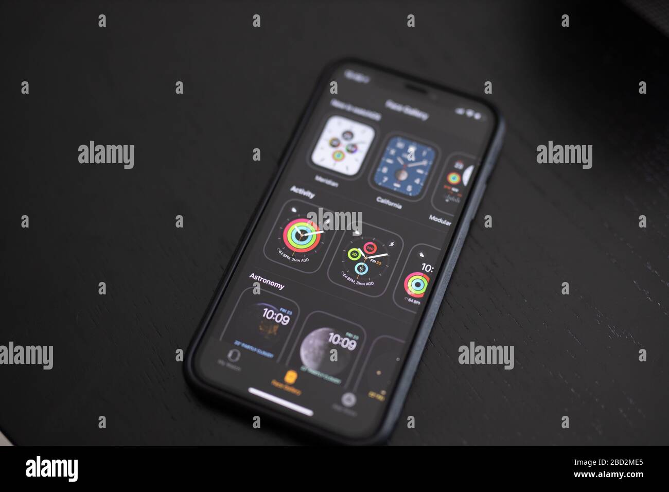 Configurez une nouvelle Apple Watch série 5 avec iPhone XS Apple Watch faces Banque D'Images