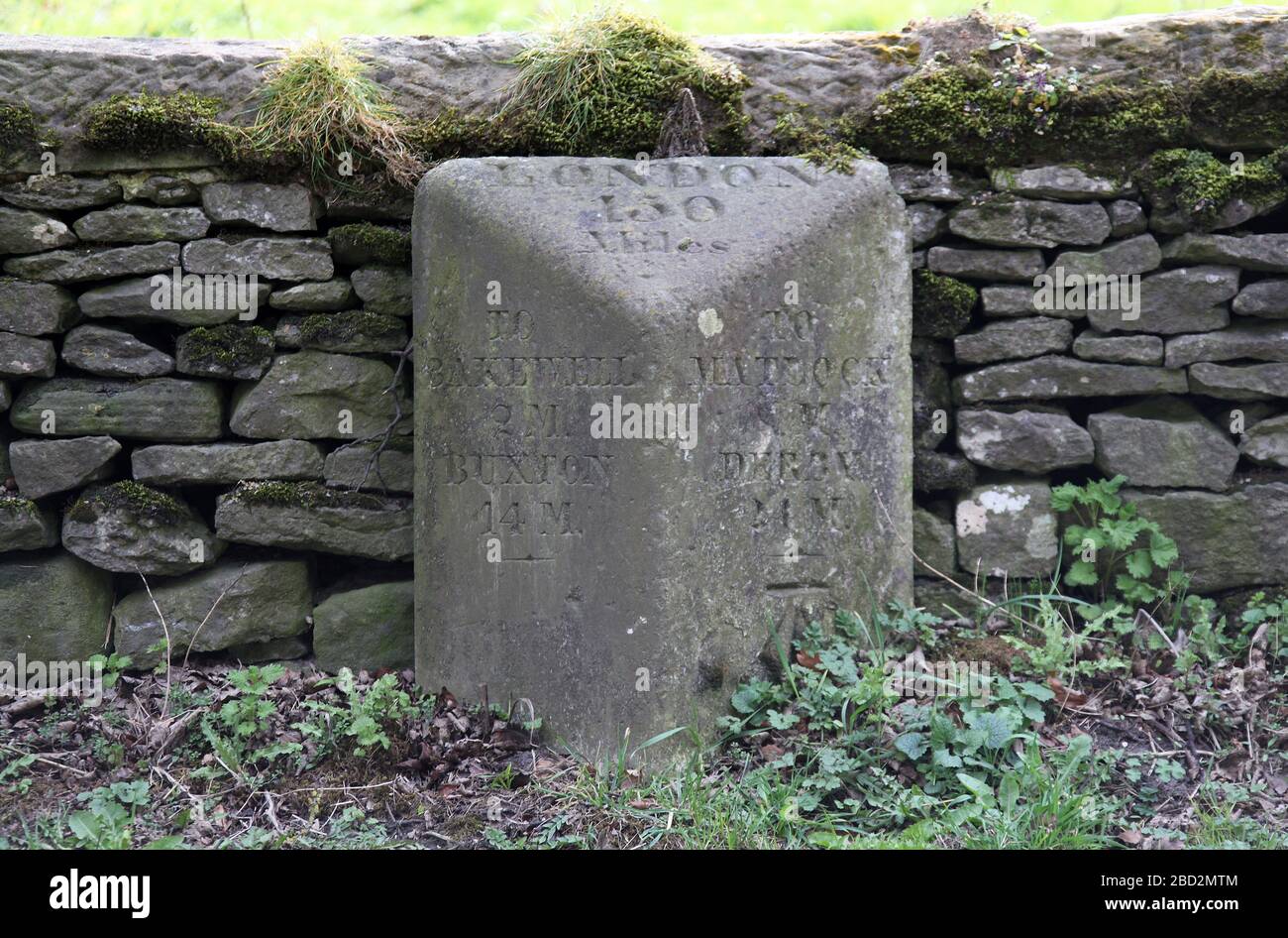 Ancien jalon sur l'A6 au Haddon Hall près de Bakewell Banque D'Images